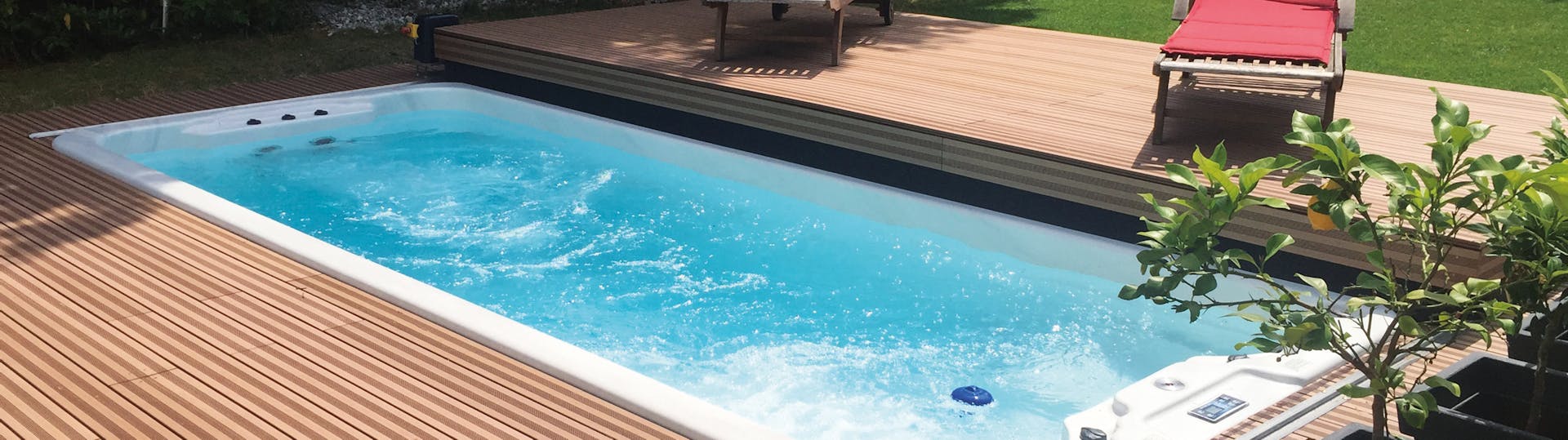 Whirlpool auf einer Terrasse im Winter