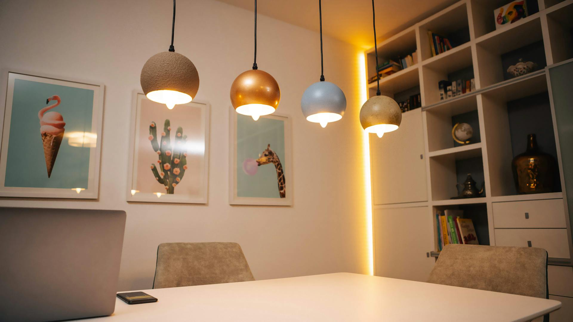 Esszimmer mit indirekter Beleuchtung hinter dem Schrank.