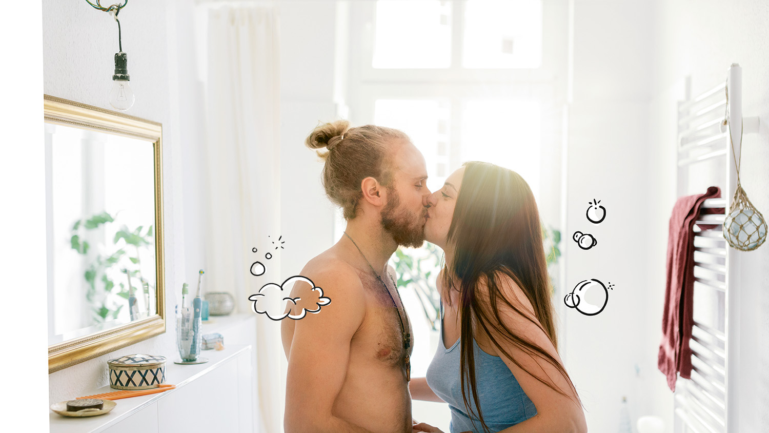 Ein Paar, das sich im Bad küsst