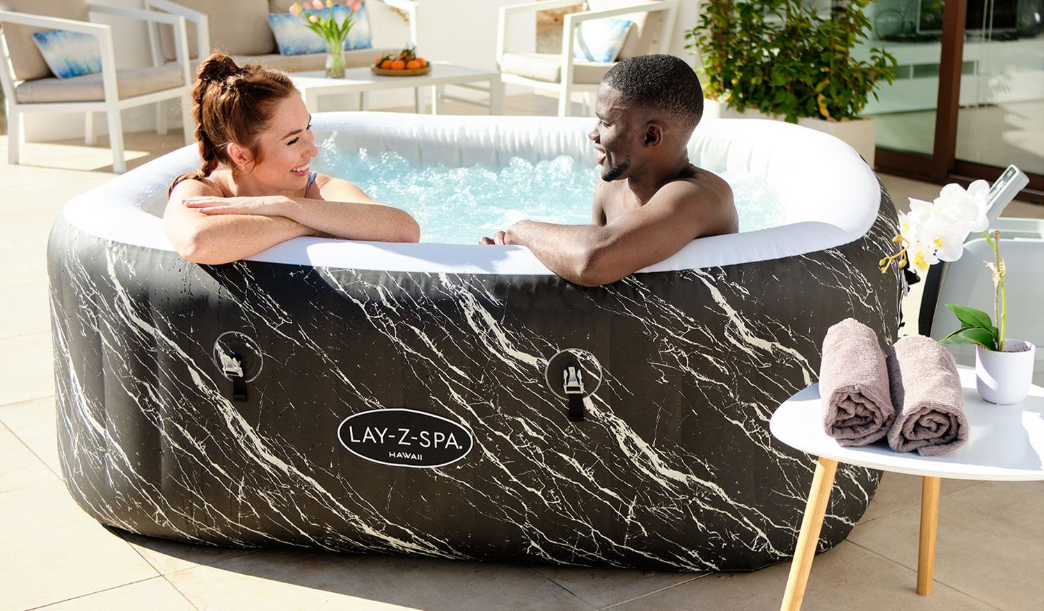 Zwei Personen in einem Bestway Whirlpool