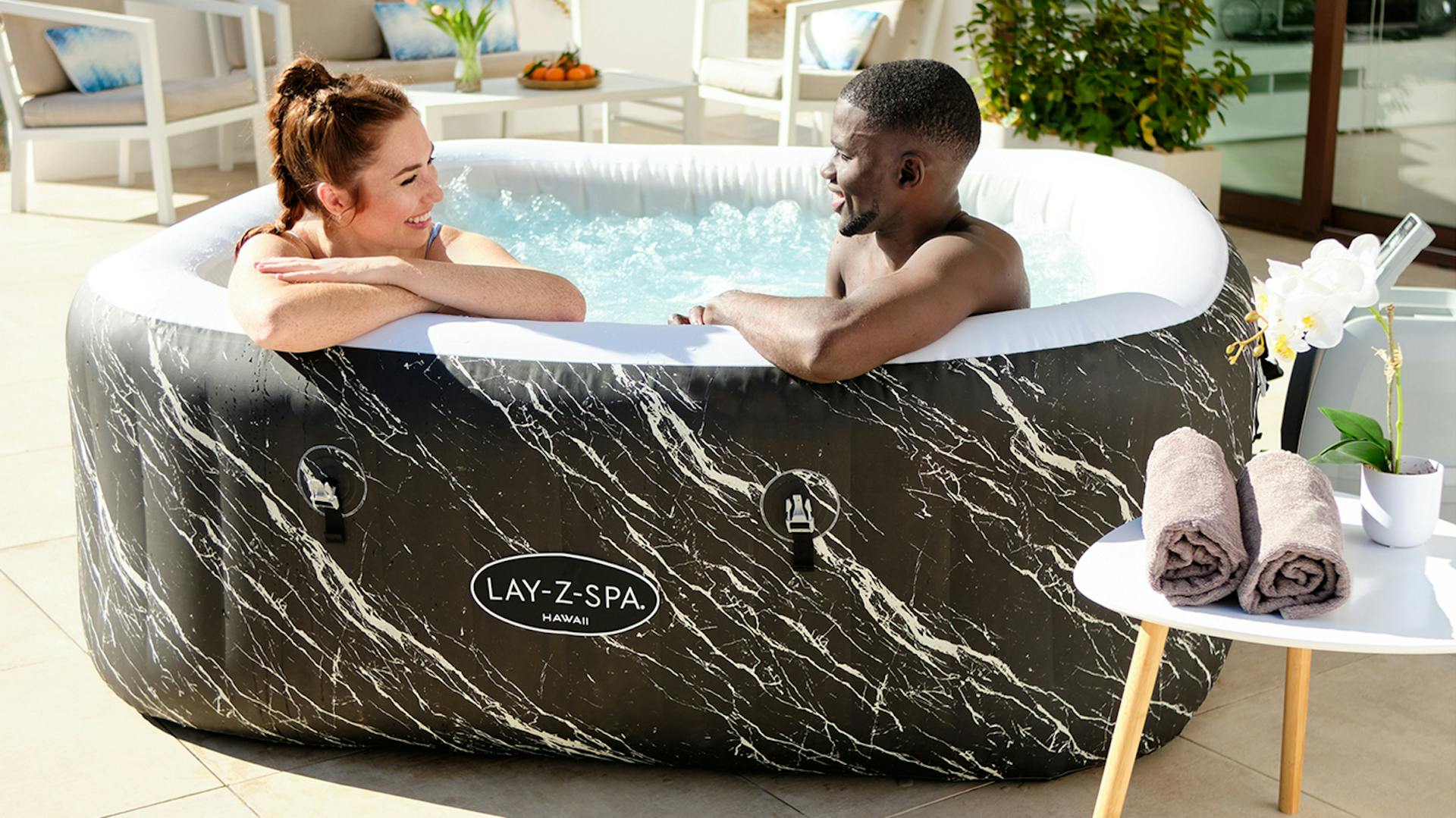 Zwei Personen in einem Bestway Whirlpool