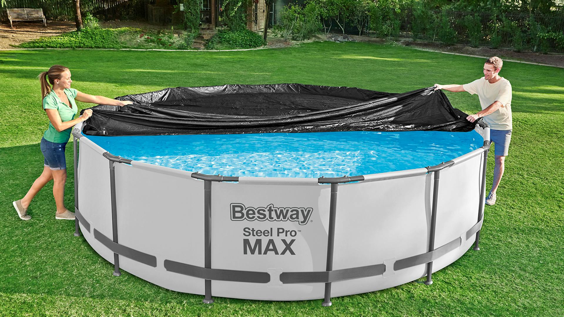 Zwei Personen ziehen eine Bestway Abdeckplane über einen Bestway Pool