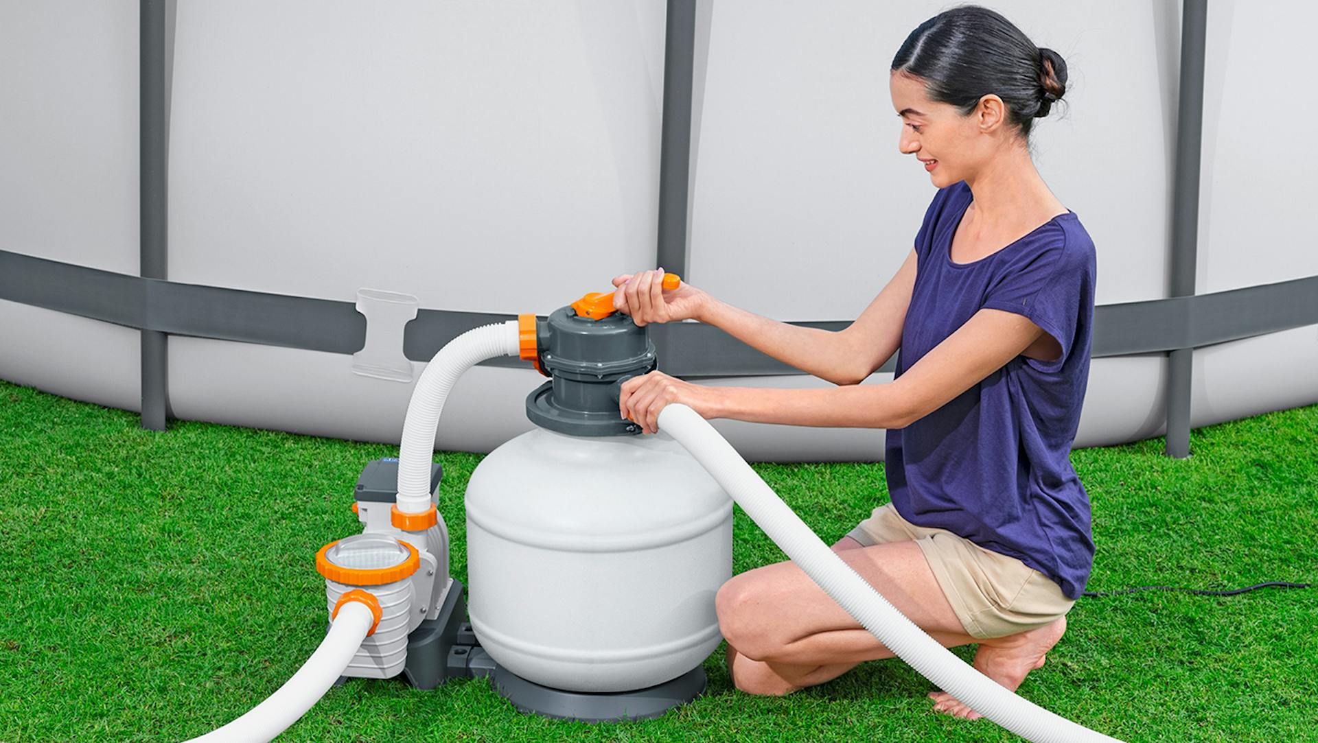 Eine Frau betreibt eine Bestway Filterpumpe