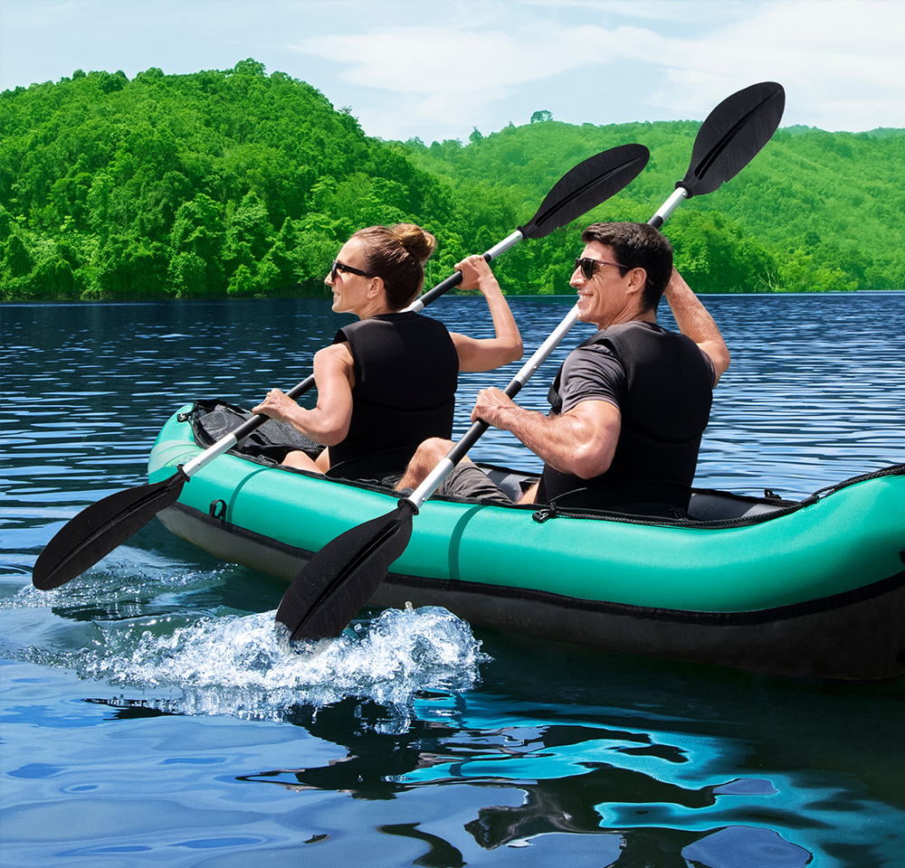 Zwei Personen sitzen in einem Bestway Kanu auf dem Wasser