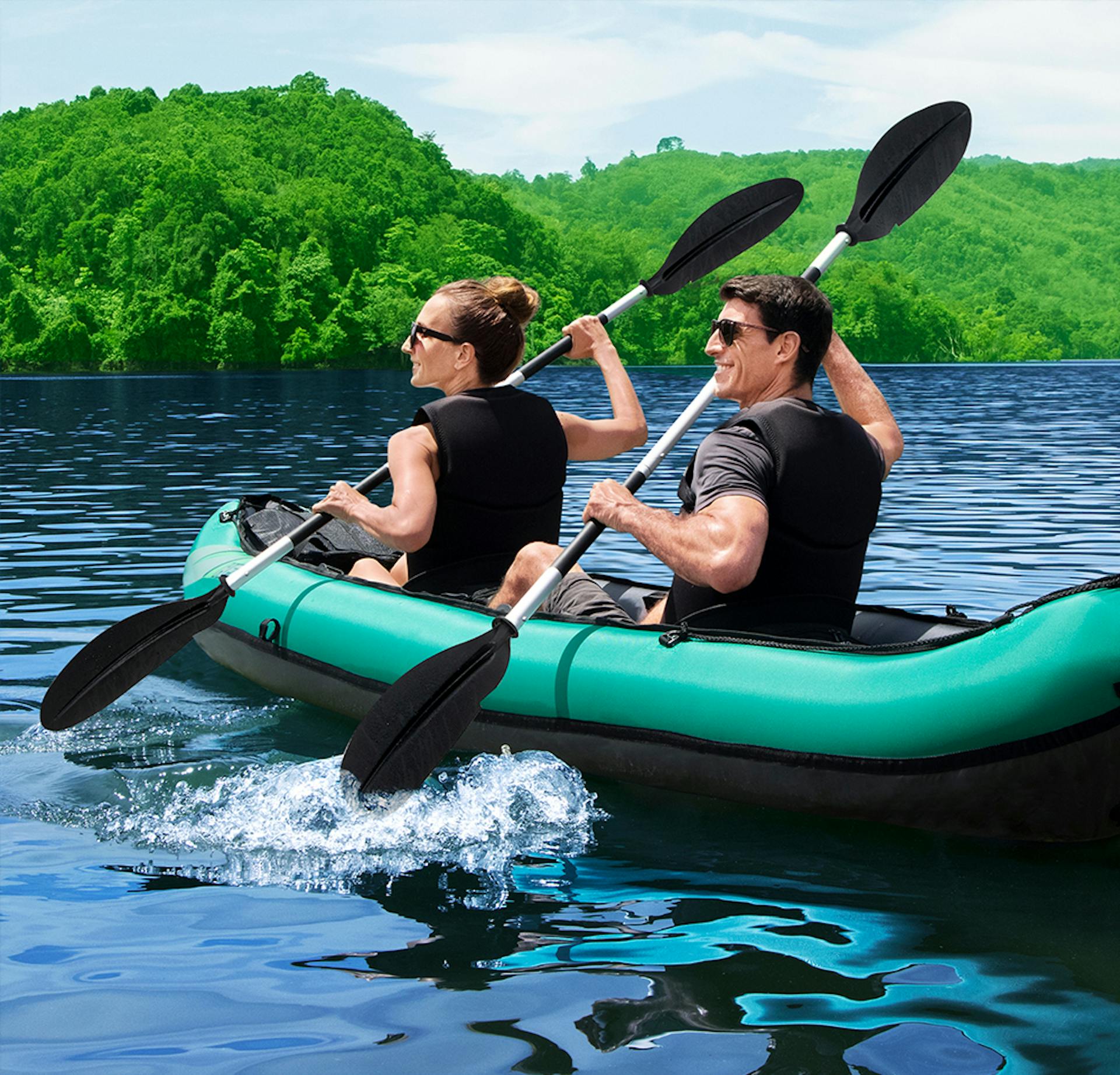 Zwei Personen sitzen in einem Bestway Kanu auf dem Wasser