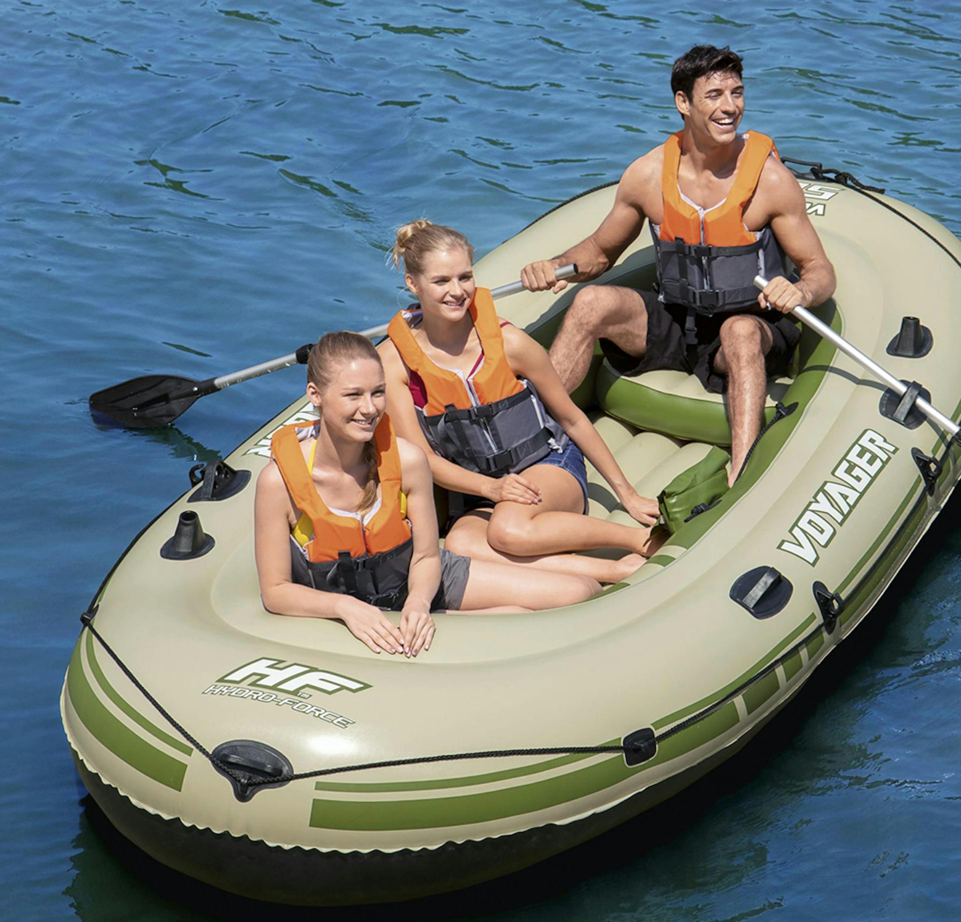 Drei Personen in einem Bestway Schlauchboot