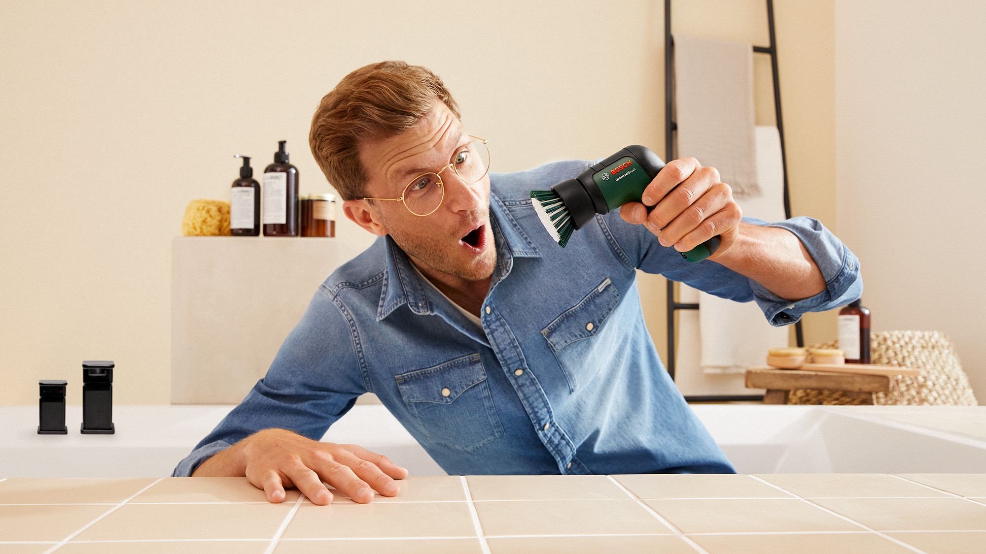 Ein Mann freut sich über die Bosch Reinigungsbürste