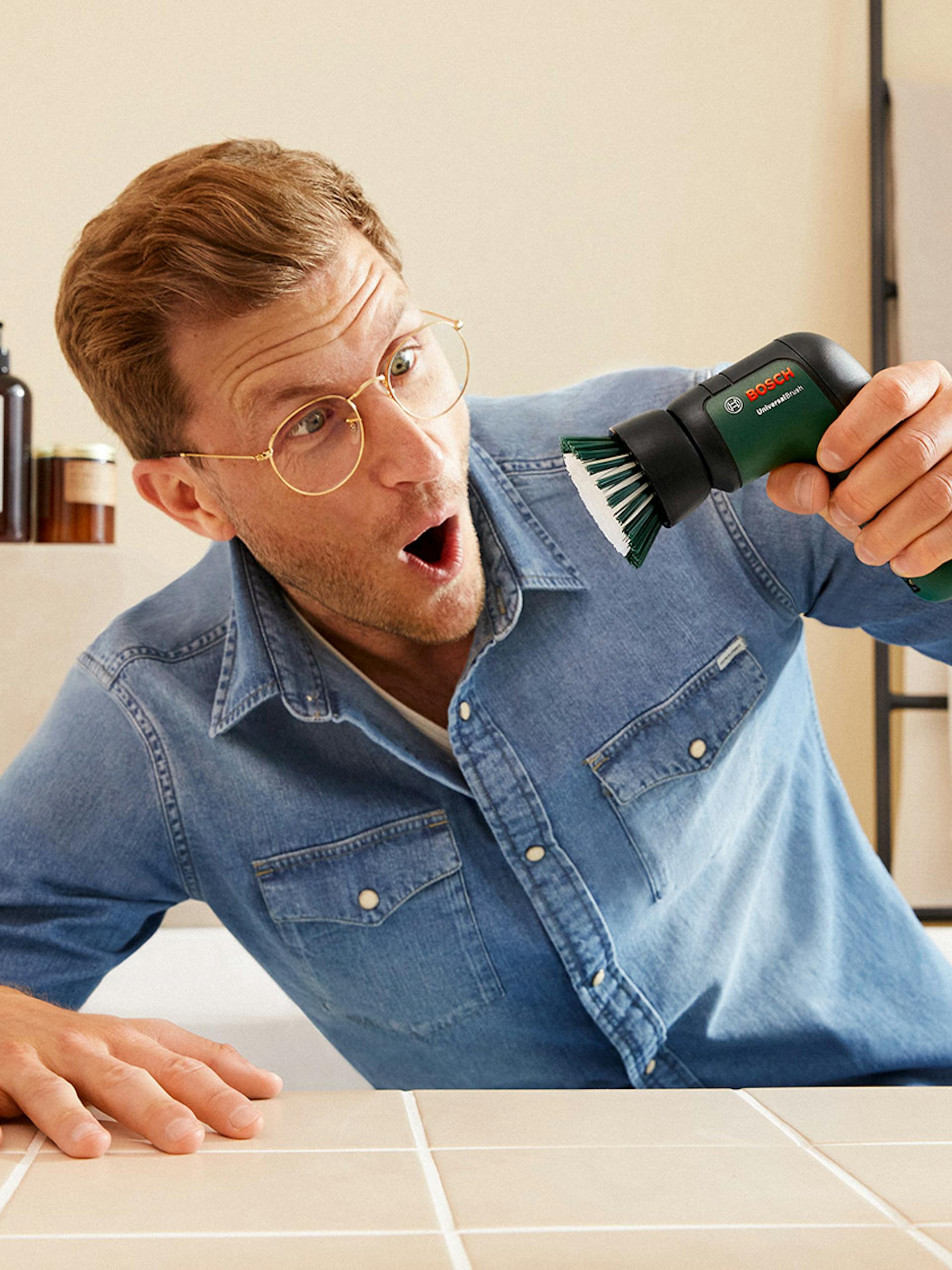 Ein Mann freut sich über die Bosch Reinigungsbürste