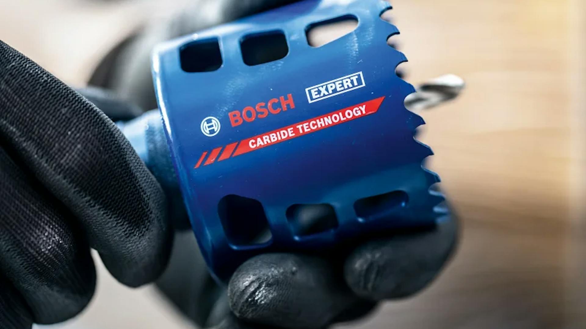 Schwarze Handschuhe mit Lochsäge