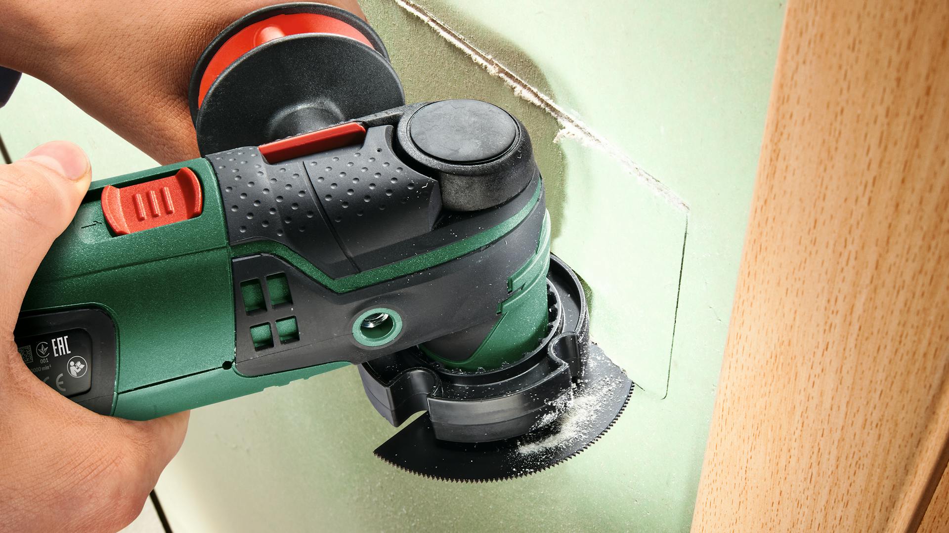 Ein Mann nutzt eine Bosch Professional Stichsäge