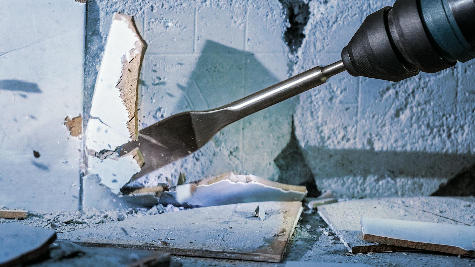 Ein Mann nutzt einen Bosch Professional Bohrer