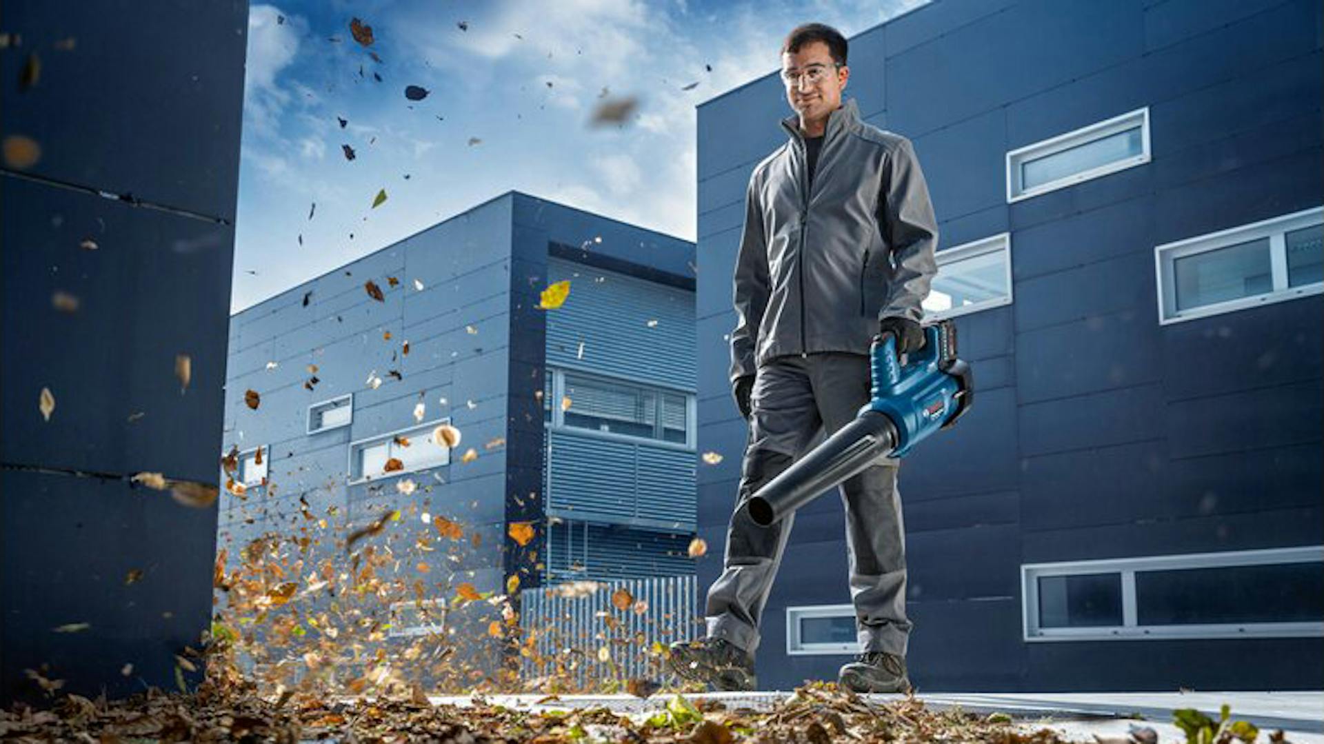 Ein Mann nutzt den Bosch Professional Laubbläser