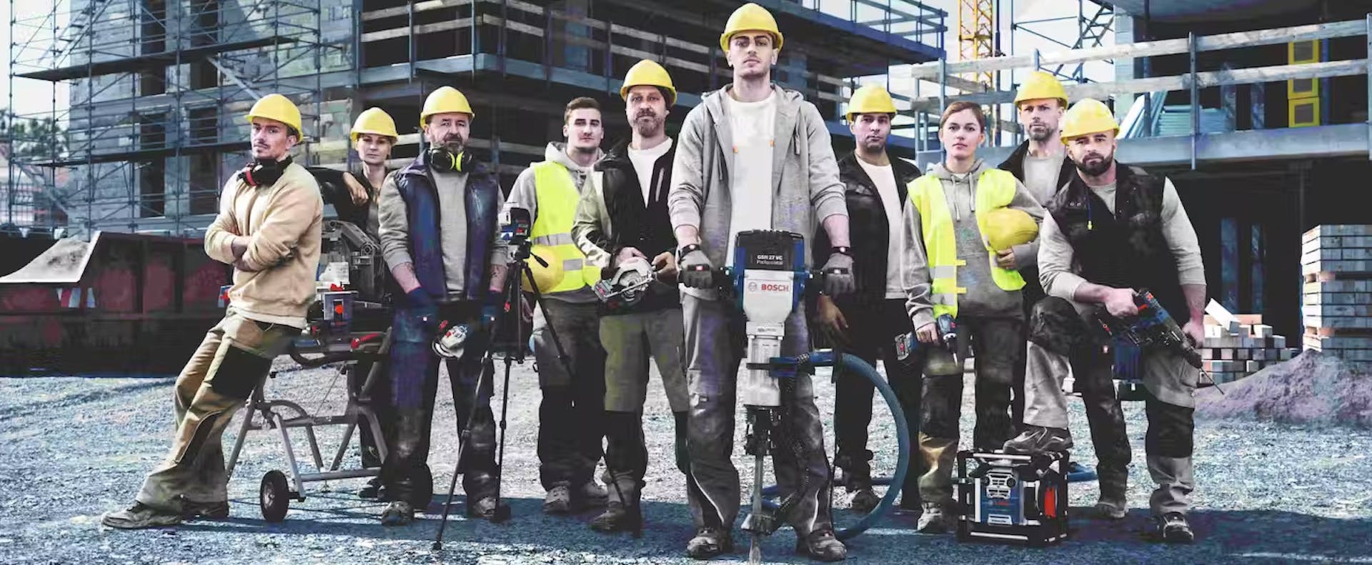 Handwerker auf einer Baustelle mit Bosch Professional Produkten