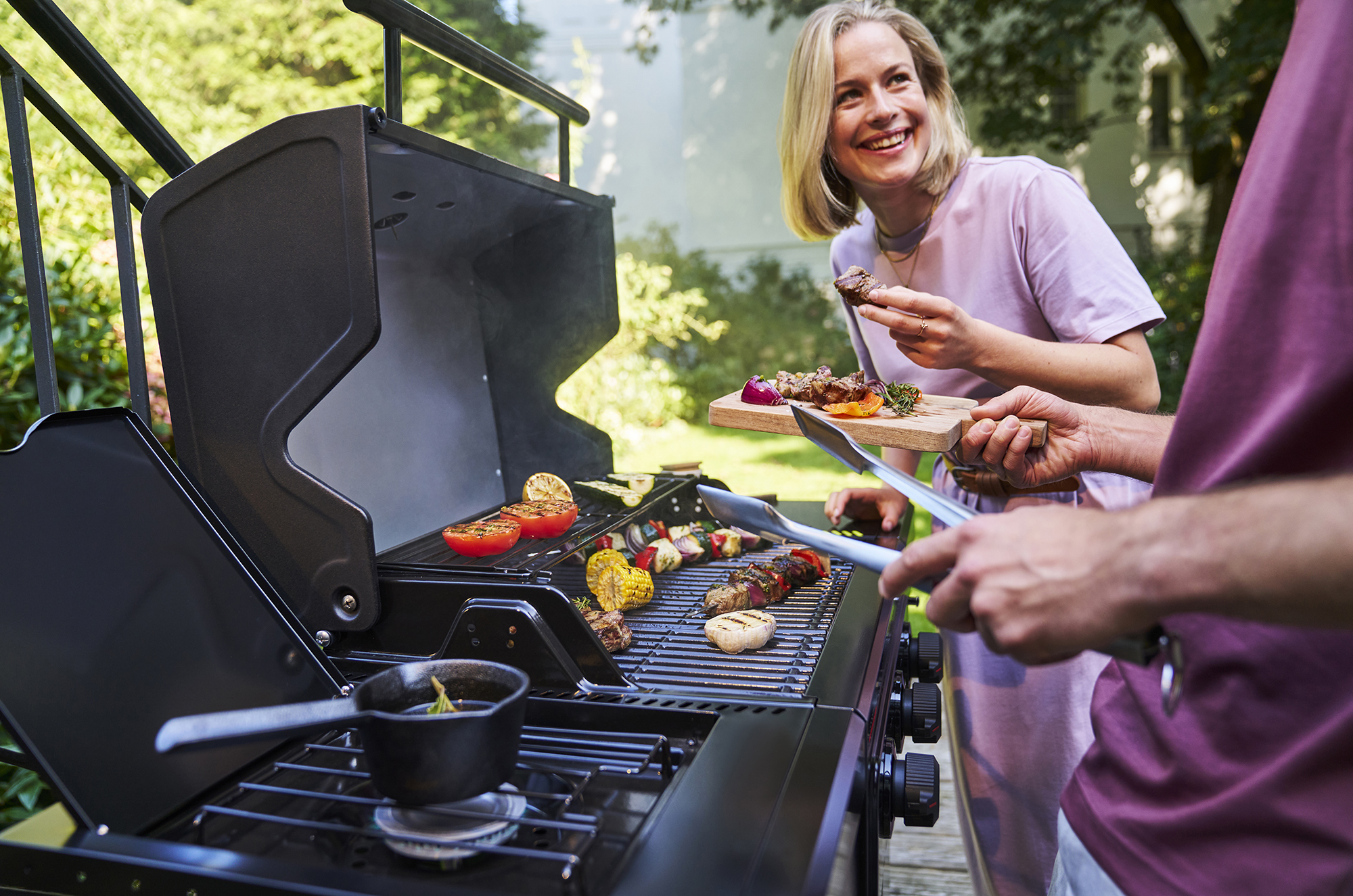 Eine Frau steht am Grill