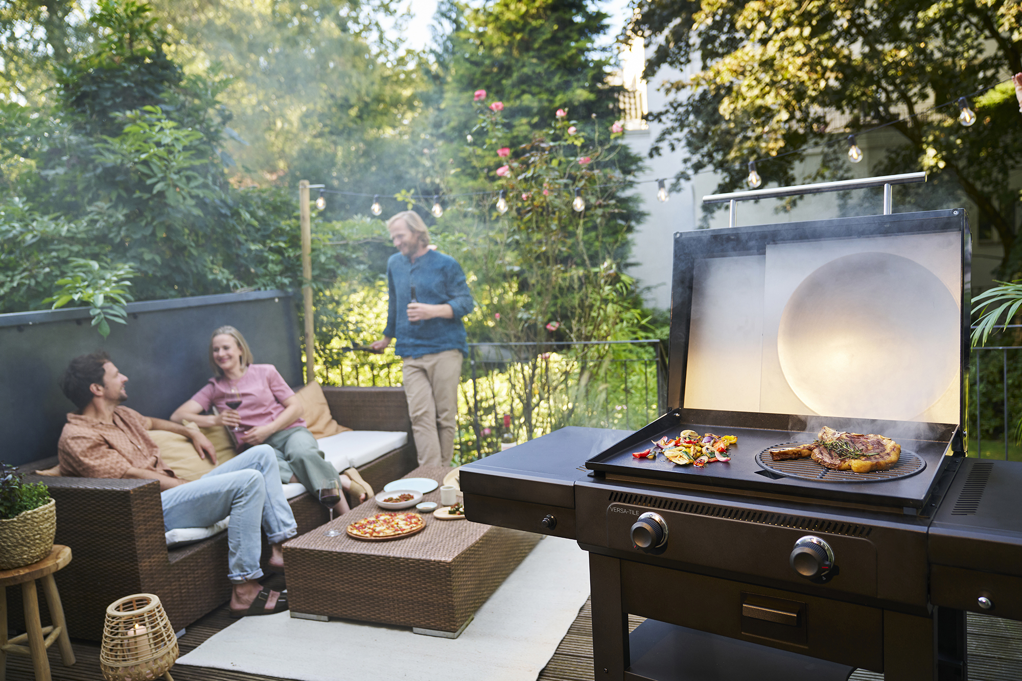 Drei Freunde nutzen den Char Broil 2-Zonen Griddle-Gasgrill