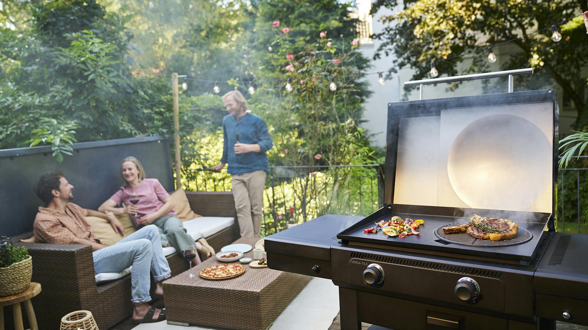 Drei Freunde nutzen den Char Broil 2-Zonen Griddle-Gasgrill