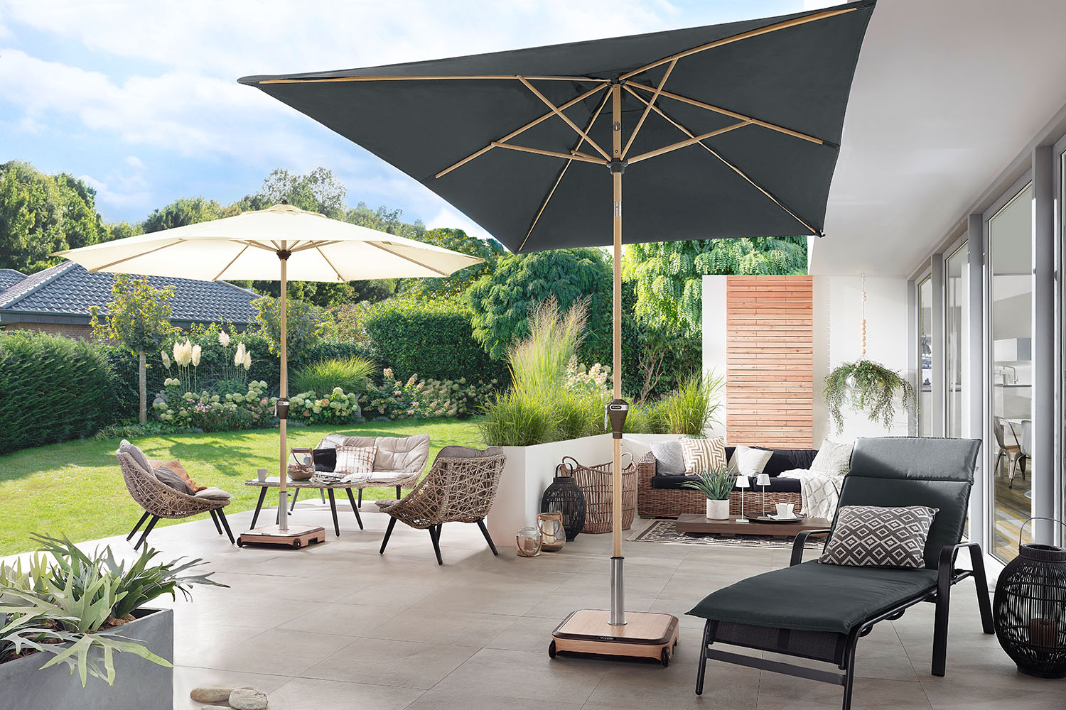 Grauer Doppler Marktschirm auf Terrasse