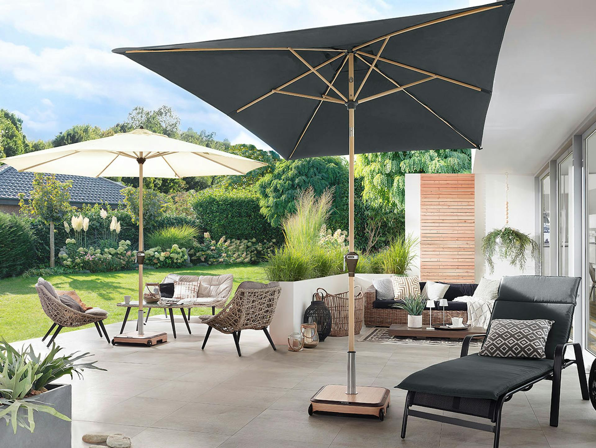 Grauer Doppler Marktschirm auf Terrasse