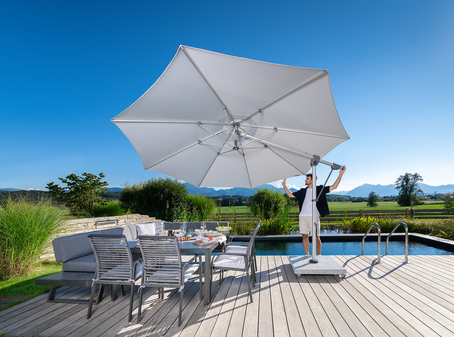 Heller Doppler Ampelschirm am Pool