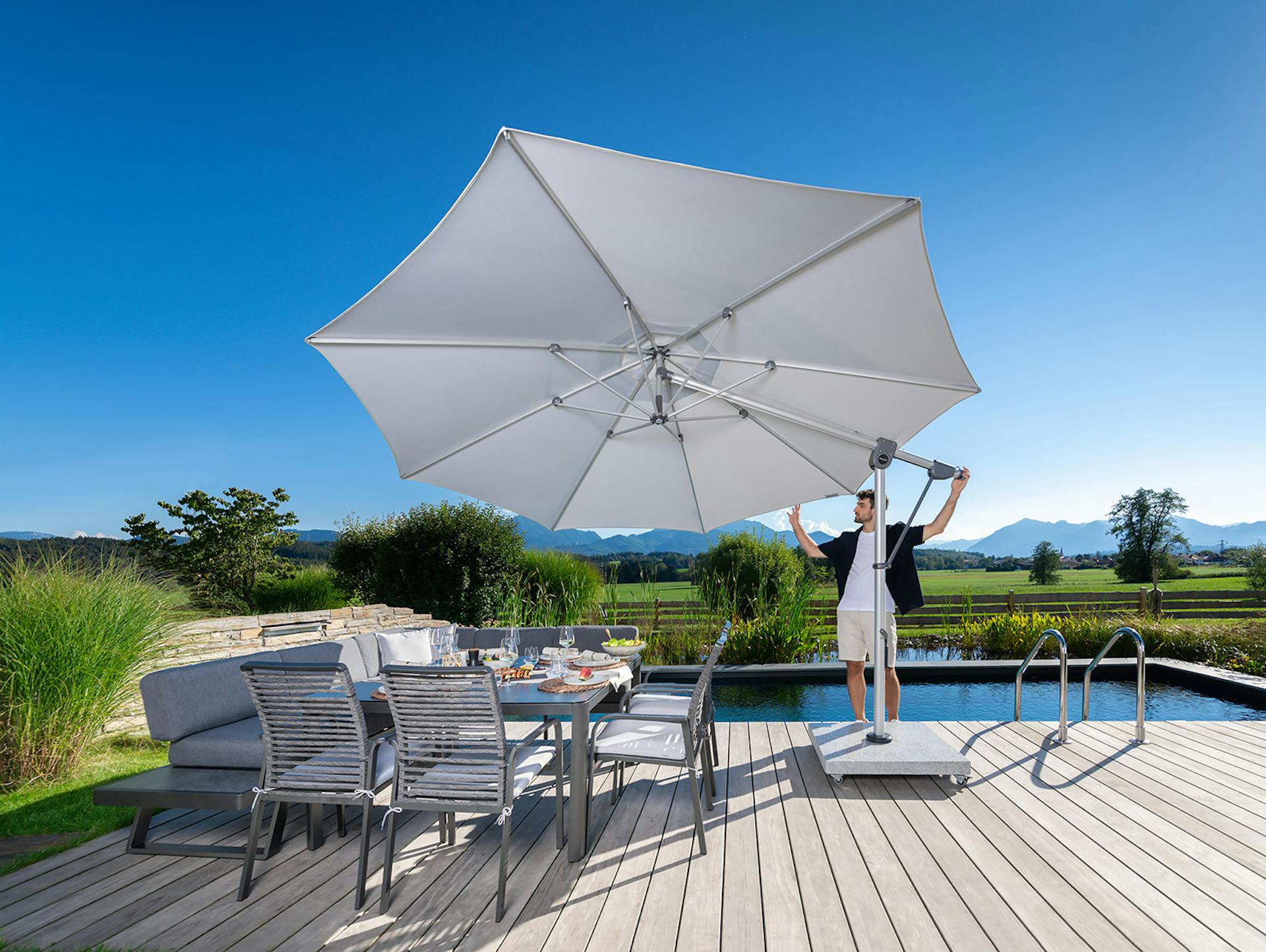 Heller Doppler Ampelschirm am Pool