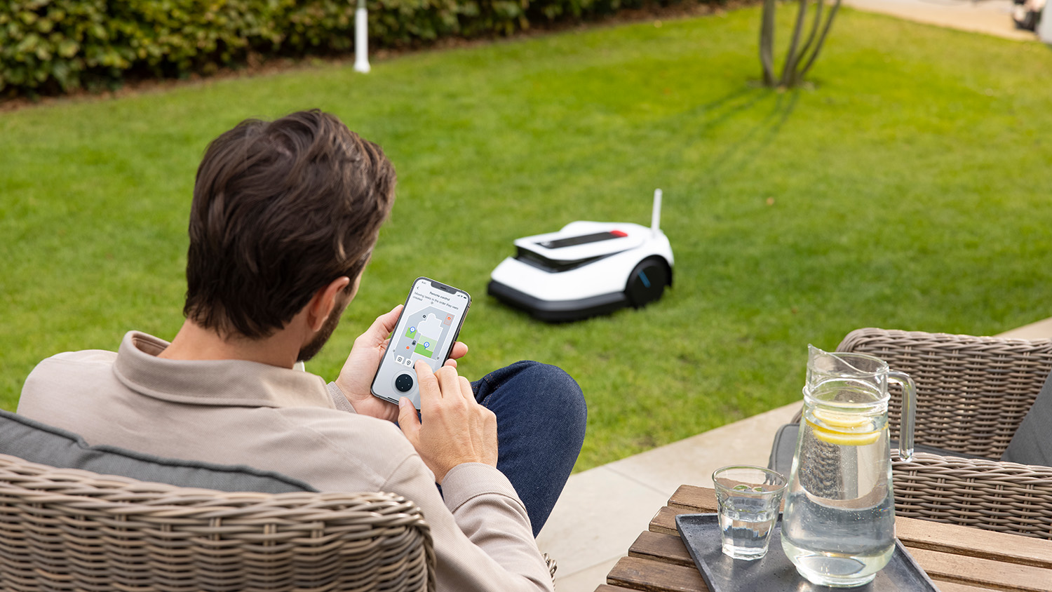 Mann konfiguriert Mähplan über die App