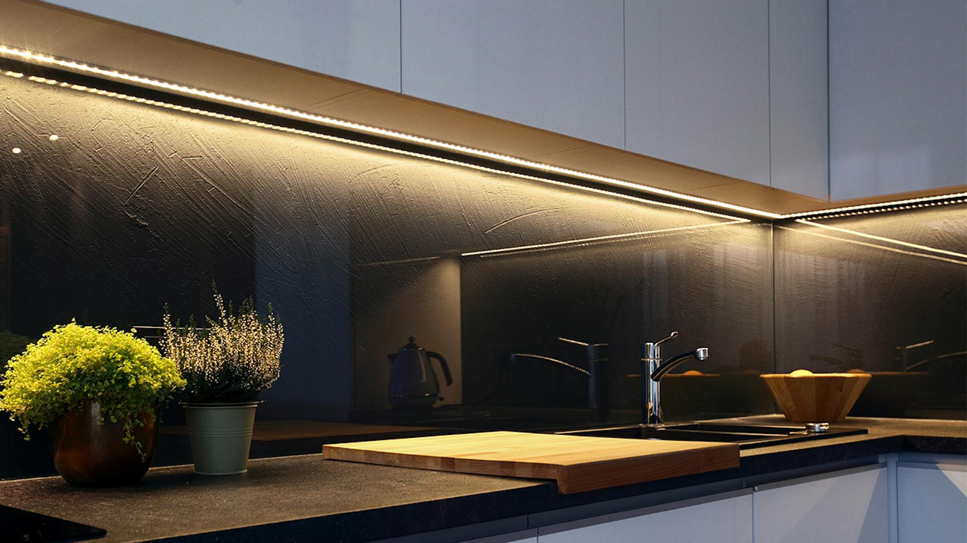 LED-Streifen in der Küche.