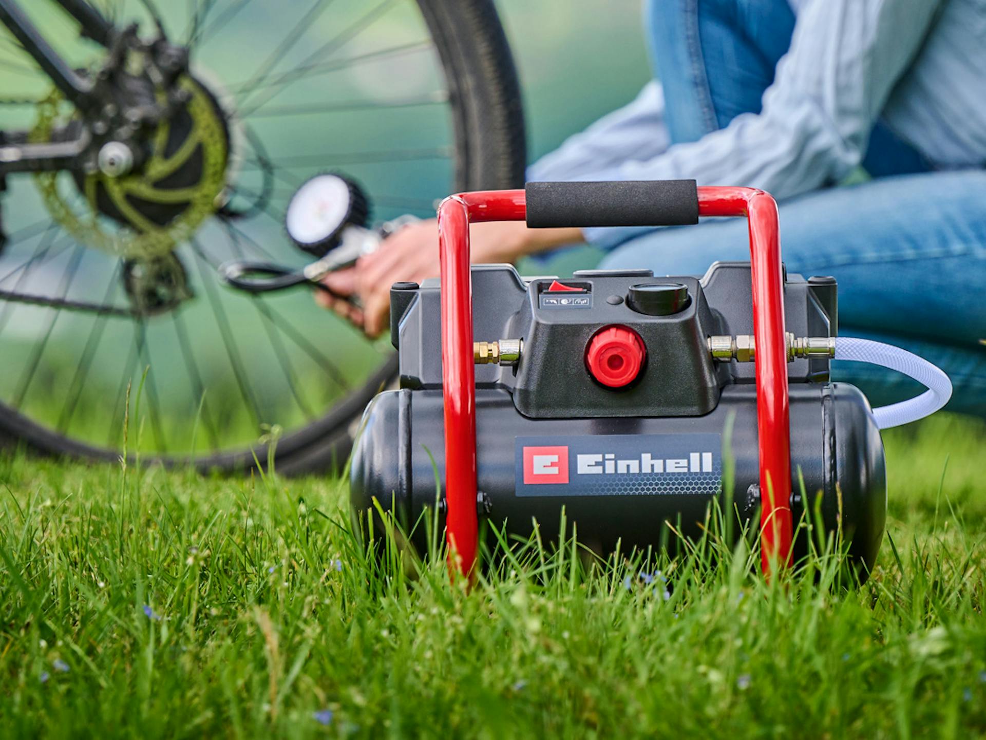 Fahrradreifen wird mit Einhell Kompressor aufgepumpt