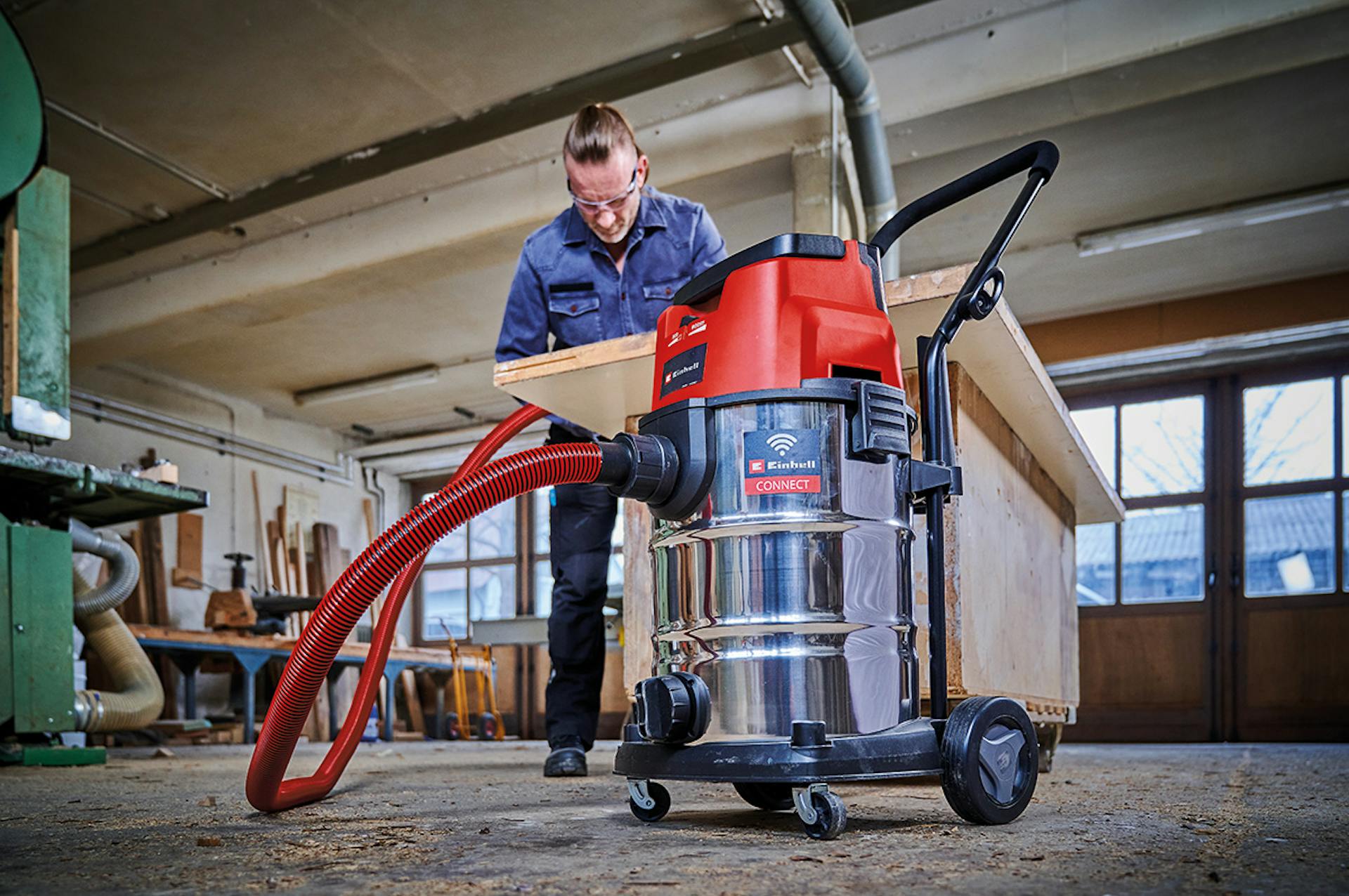 Mann nutzt Einhell Reinigungsmaschine in der Werkstatt