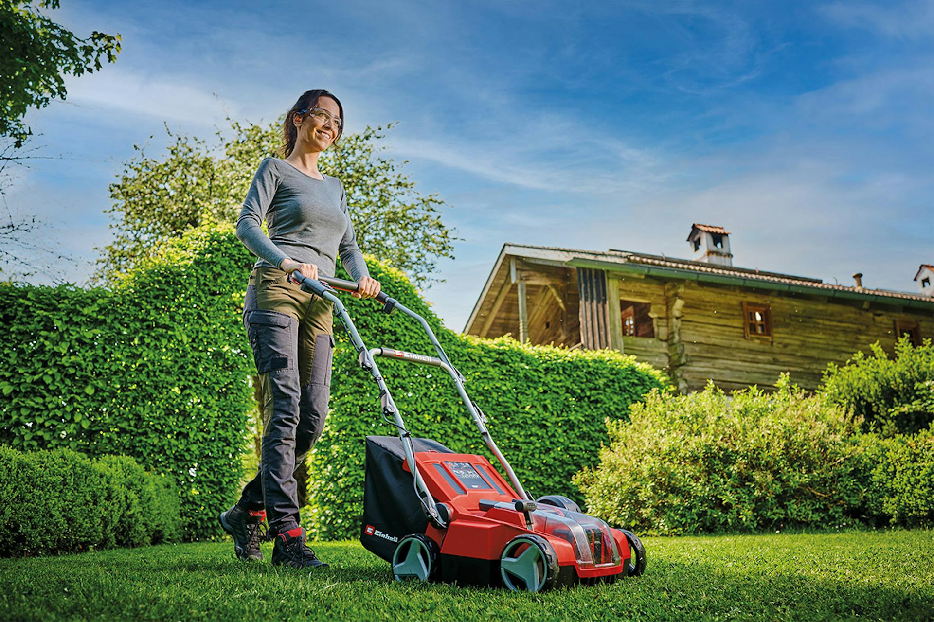 Frau nutzt Einhell Vertikutierer