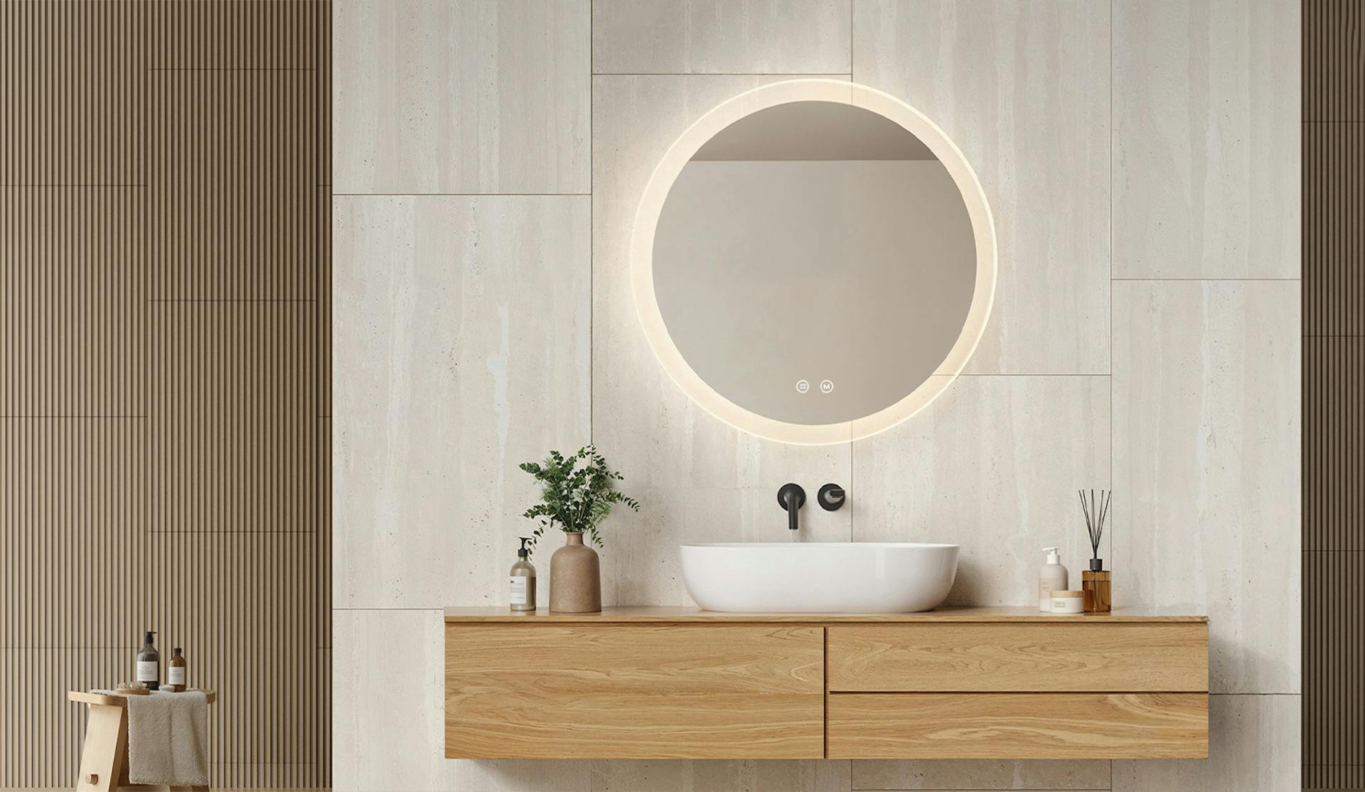 Ein Paar im Badezimmer mit Emke Einrichtung