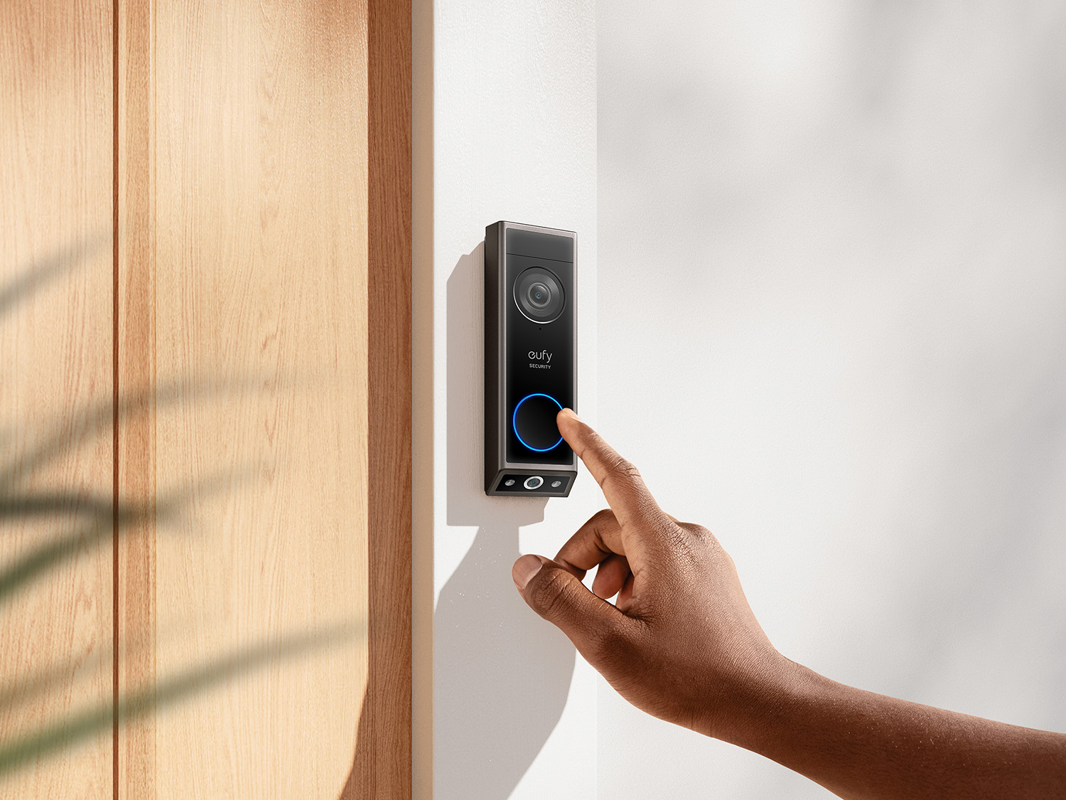 eufy Türklingel mit Kamera auf die ein Finger drückt