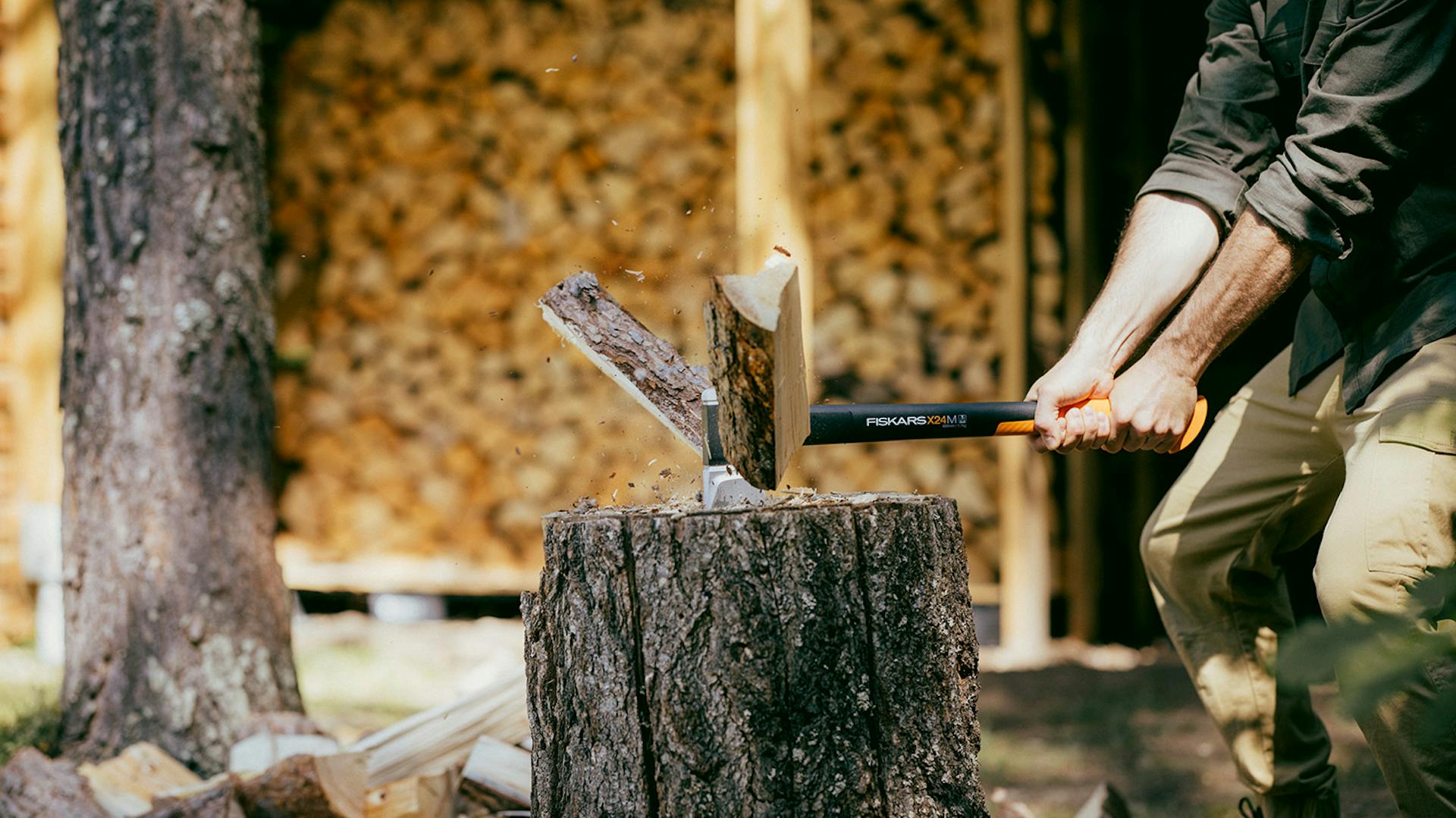 Fiskars Spaltaxt mit extra scharfer Schneide aus doppeltgehärtetem Stahl für leichteres Holzspalten
