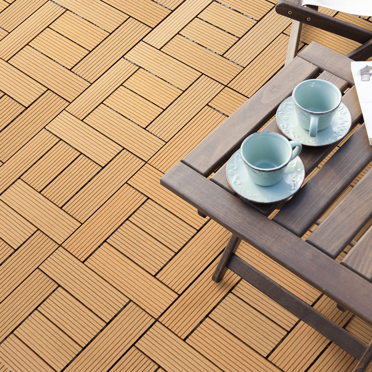 Terrasse mit Klickfliese in Holzoptik, Tisch und zwei blaue Tassen