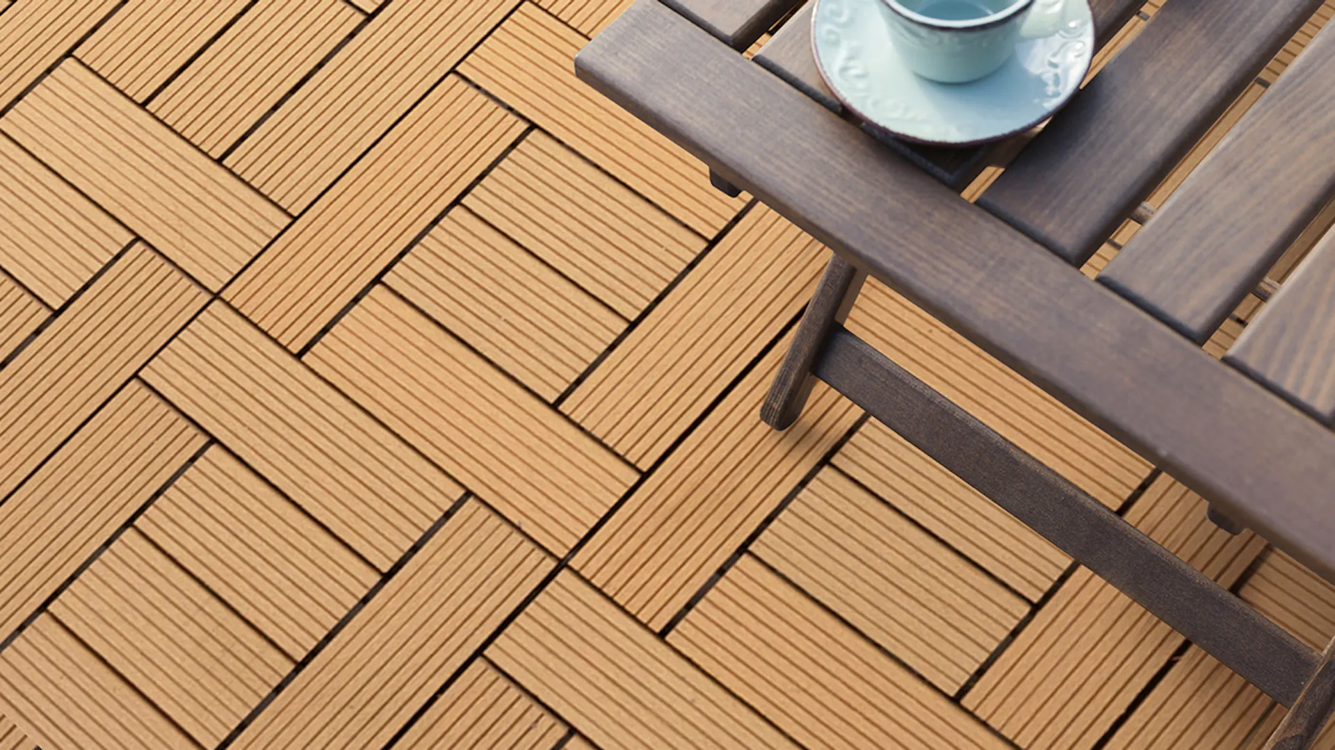 Terrasse mit Klickfliese in Holzoptik, Tisch und zwei blaue Tassen