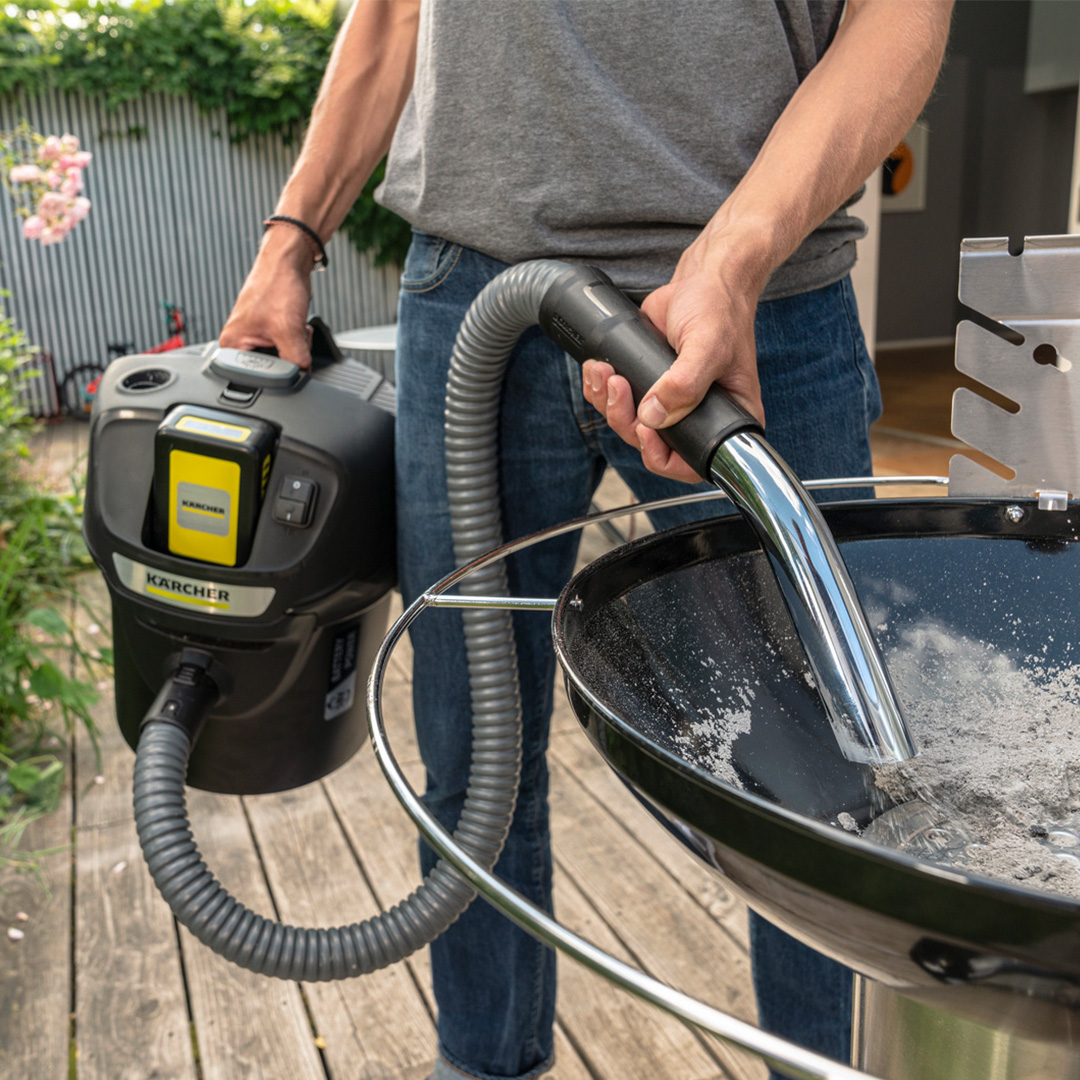 Mann nutzt einen Kärcher Aschesauger zur grillreinigung