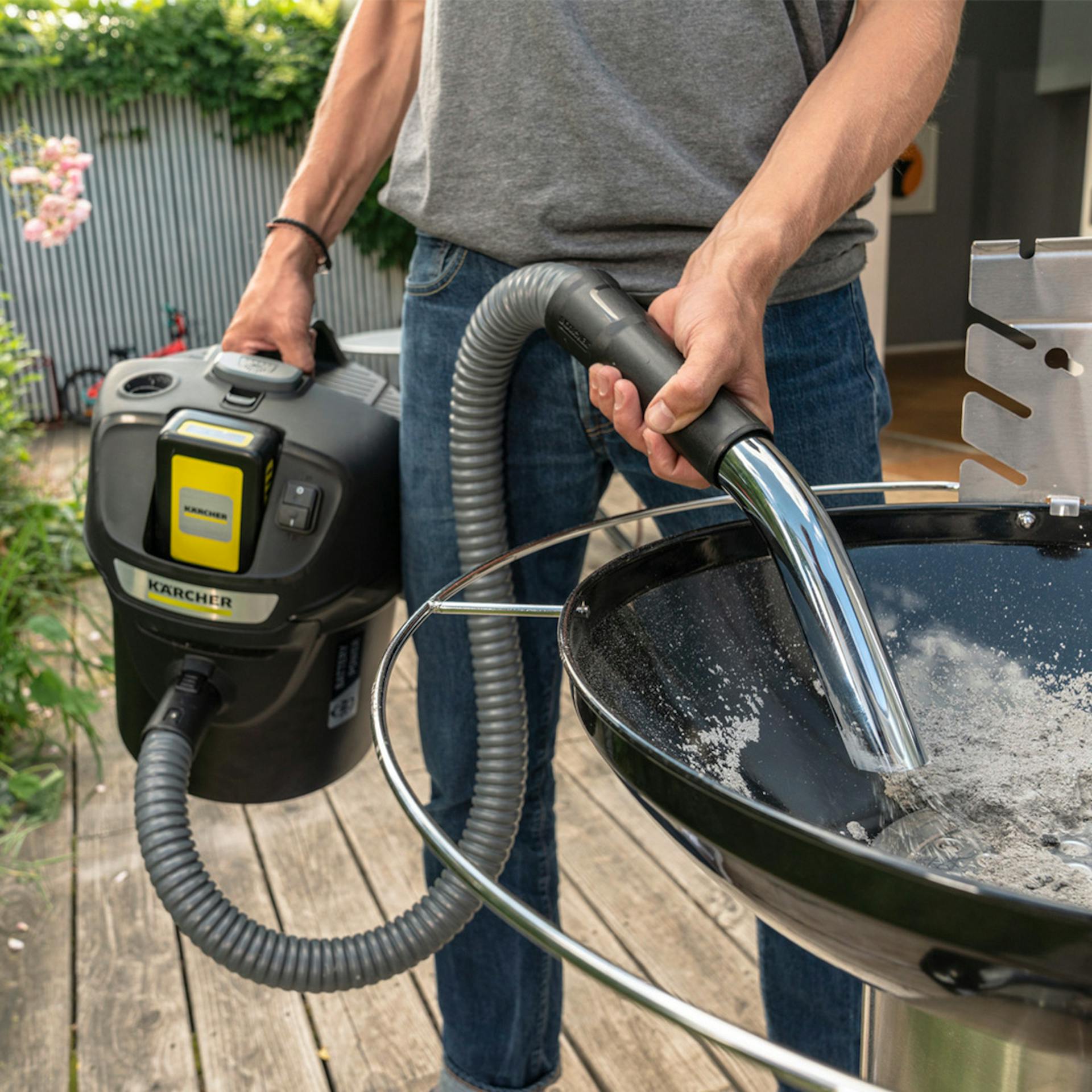 Mann nutzt einen Kärcher Aschesauger zur grillreinigung