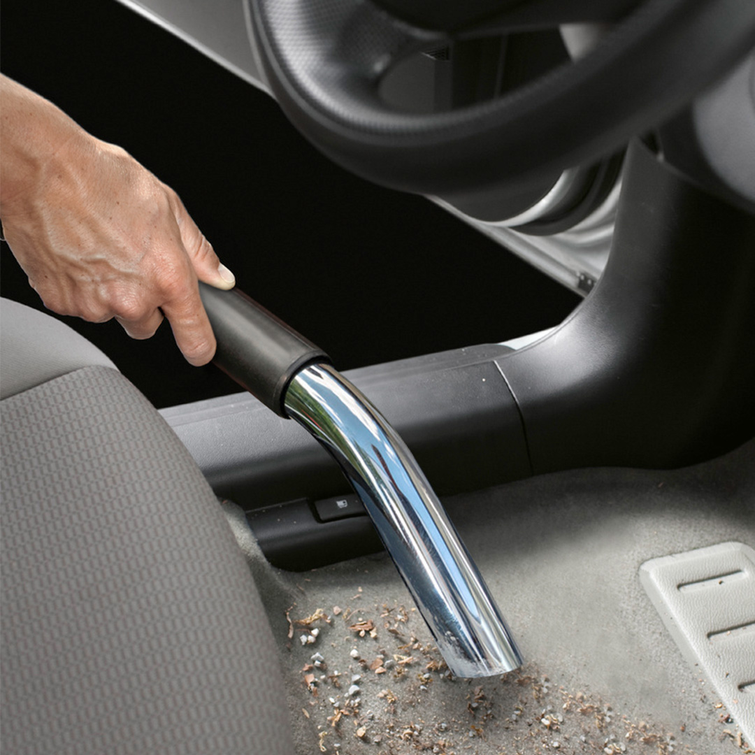 Mann nutzt einen Kärcher Sauger zur Autoreinigung