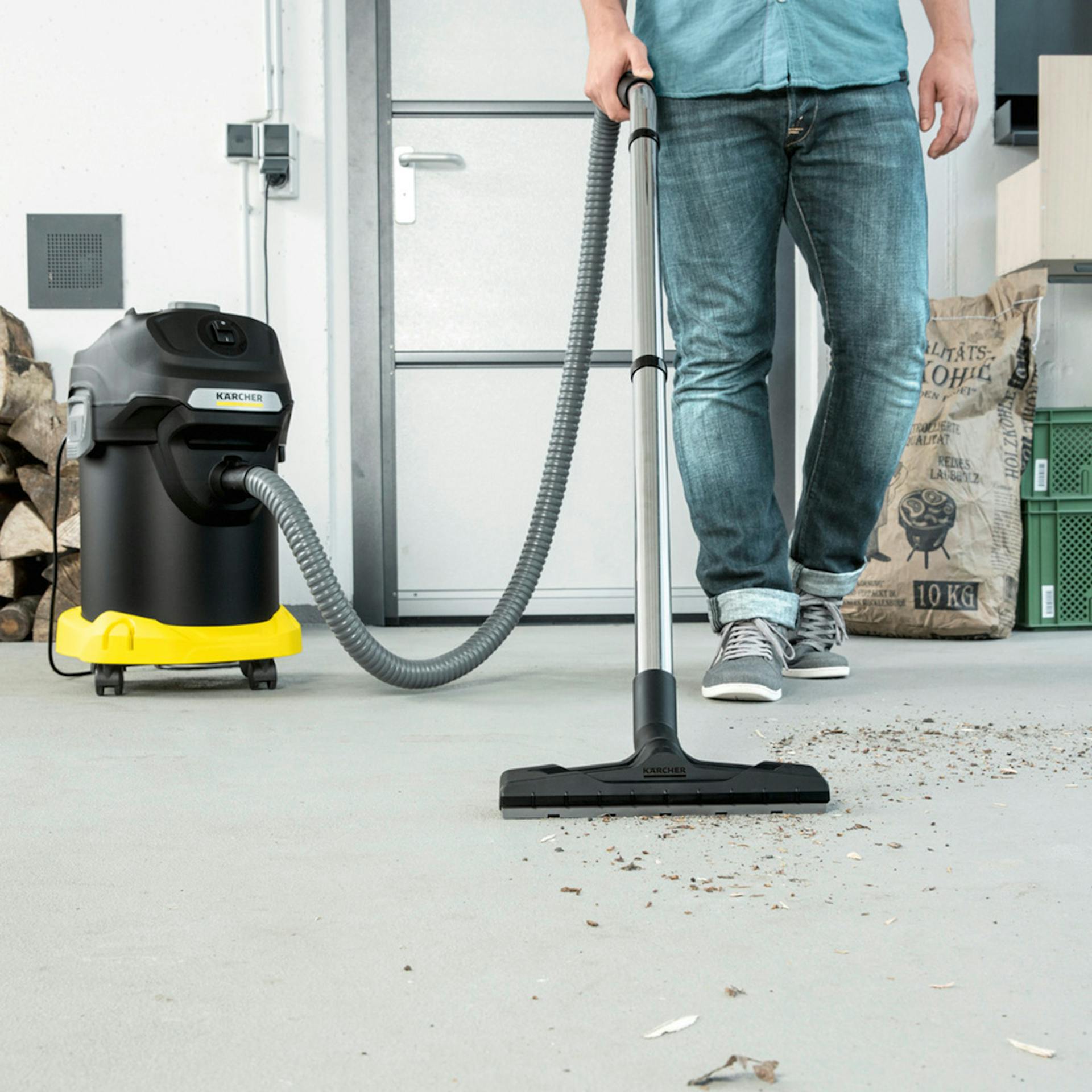 Mann nutzt einen Kärcher Sauger zur Bodenreinigung