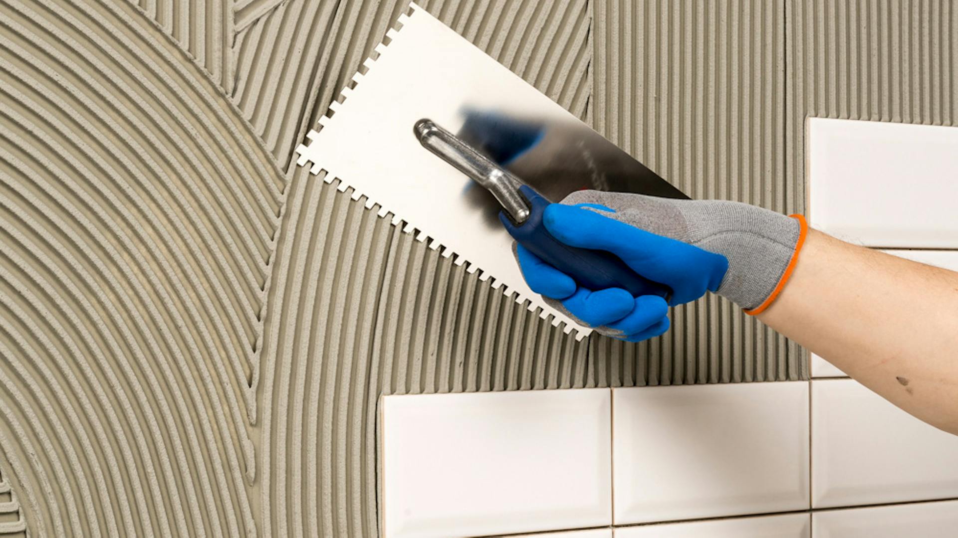 Auftrag von Knauf Fliesenkleber