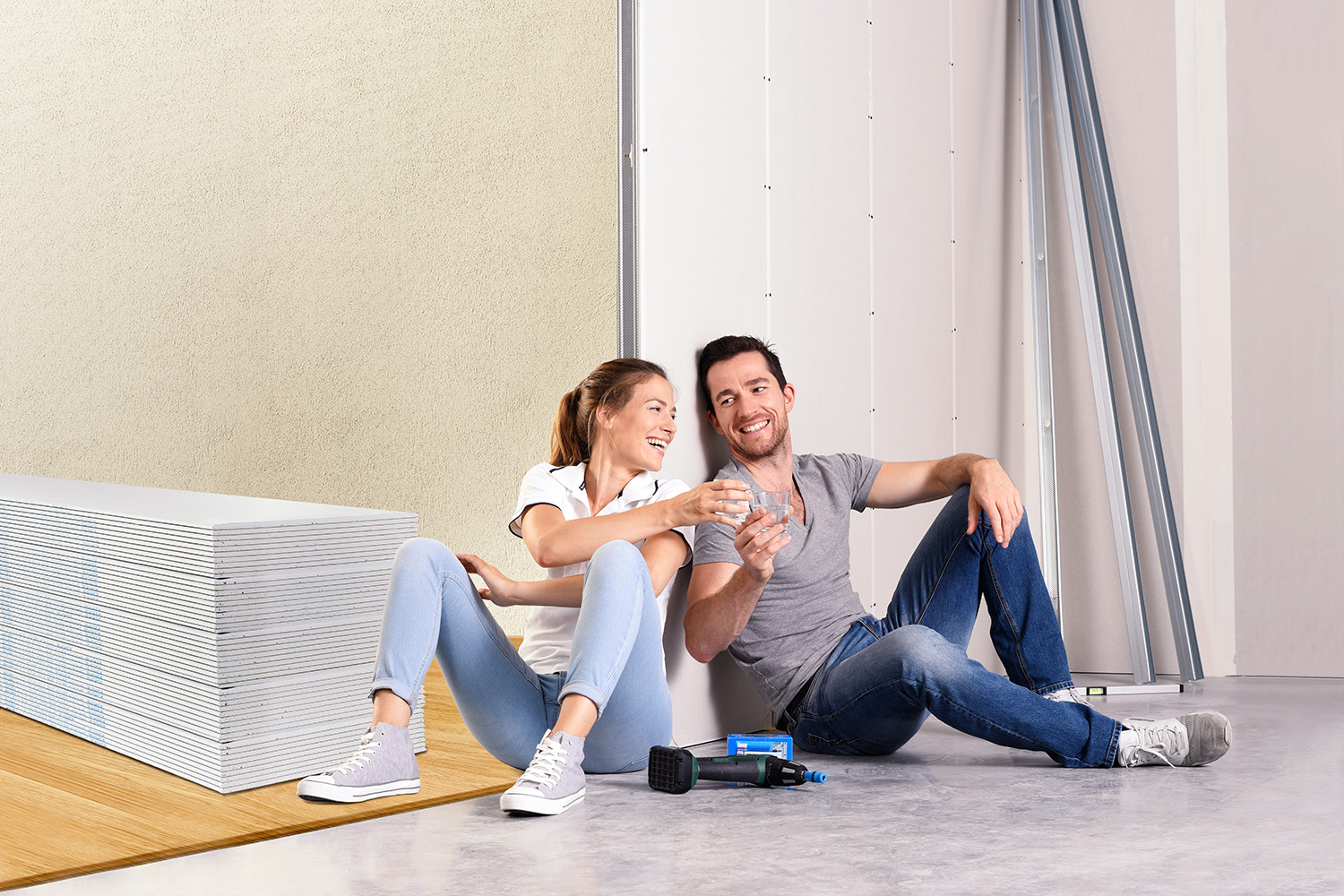 Ein Paar beim Innenausbau mit Knauf