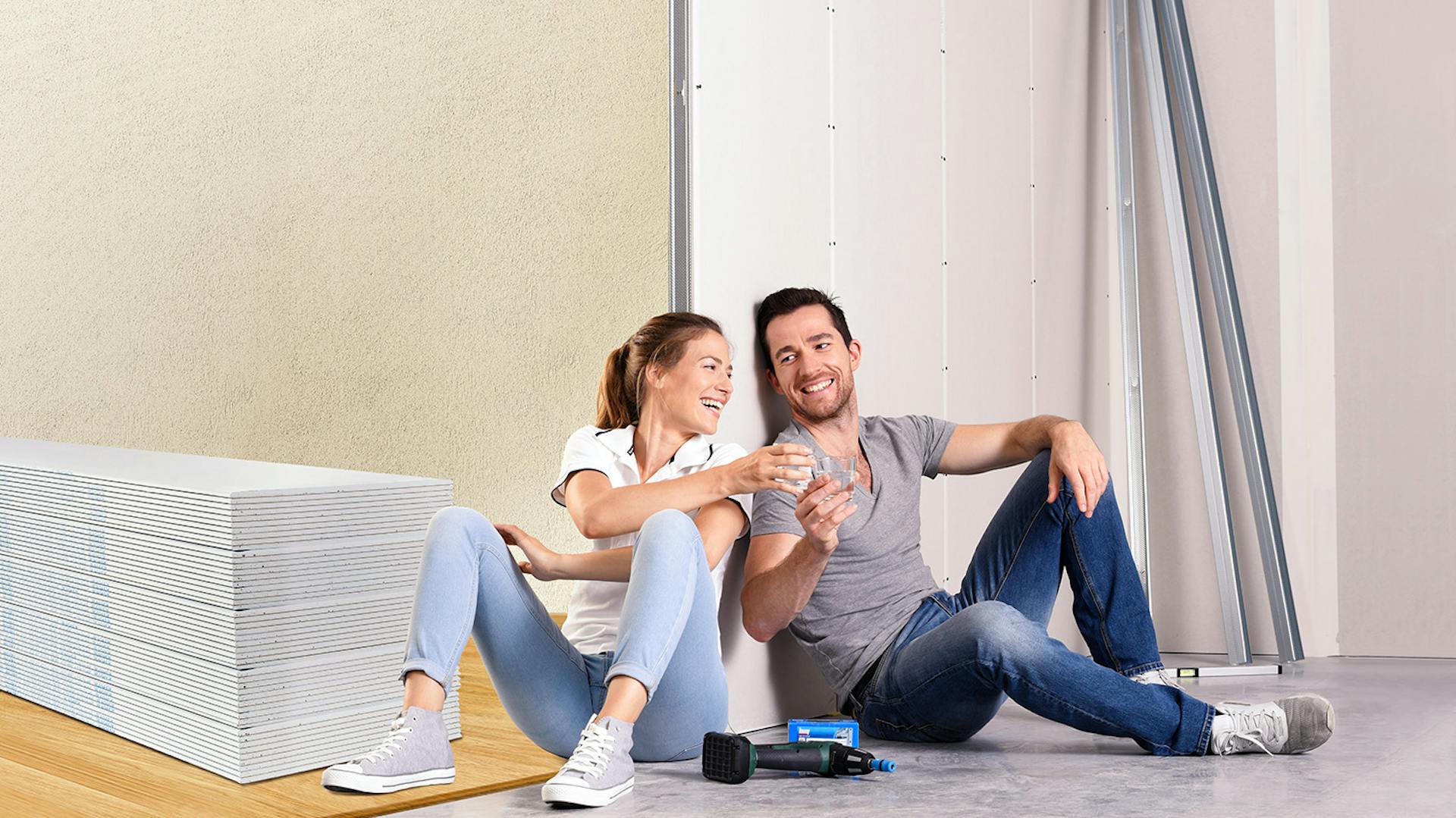 Ein Paar beim Innenausbau mit Knauf