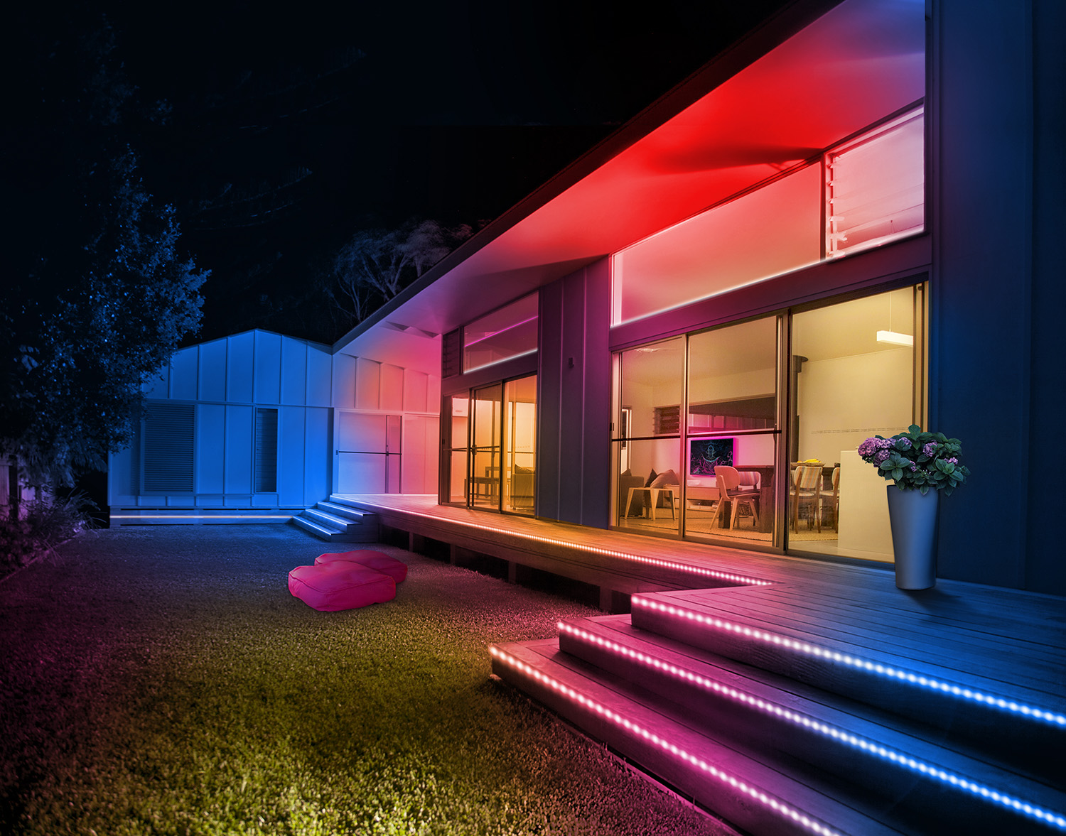 Bunte LED-Streifen an einem Haus