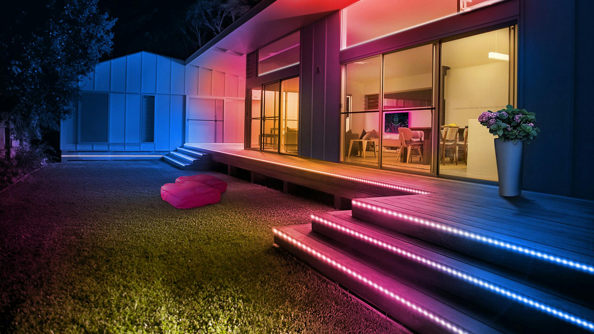 Bunte LED-Streifen an einem Haus