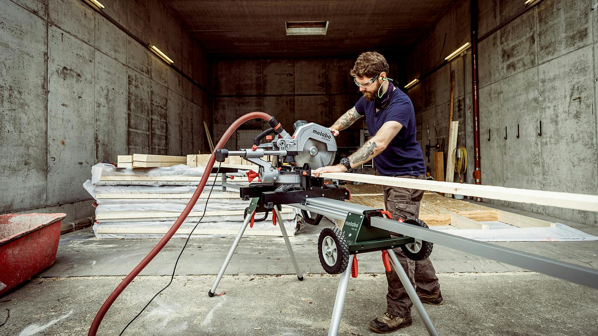 Mann schneidet eine Holzlatte mit einer Metabo Elektrosäge