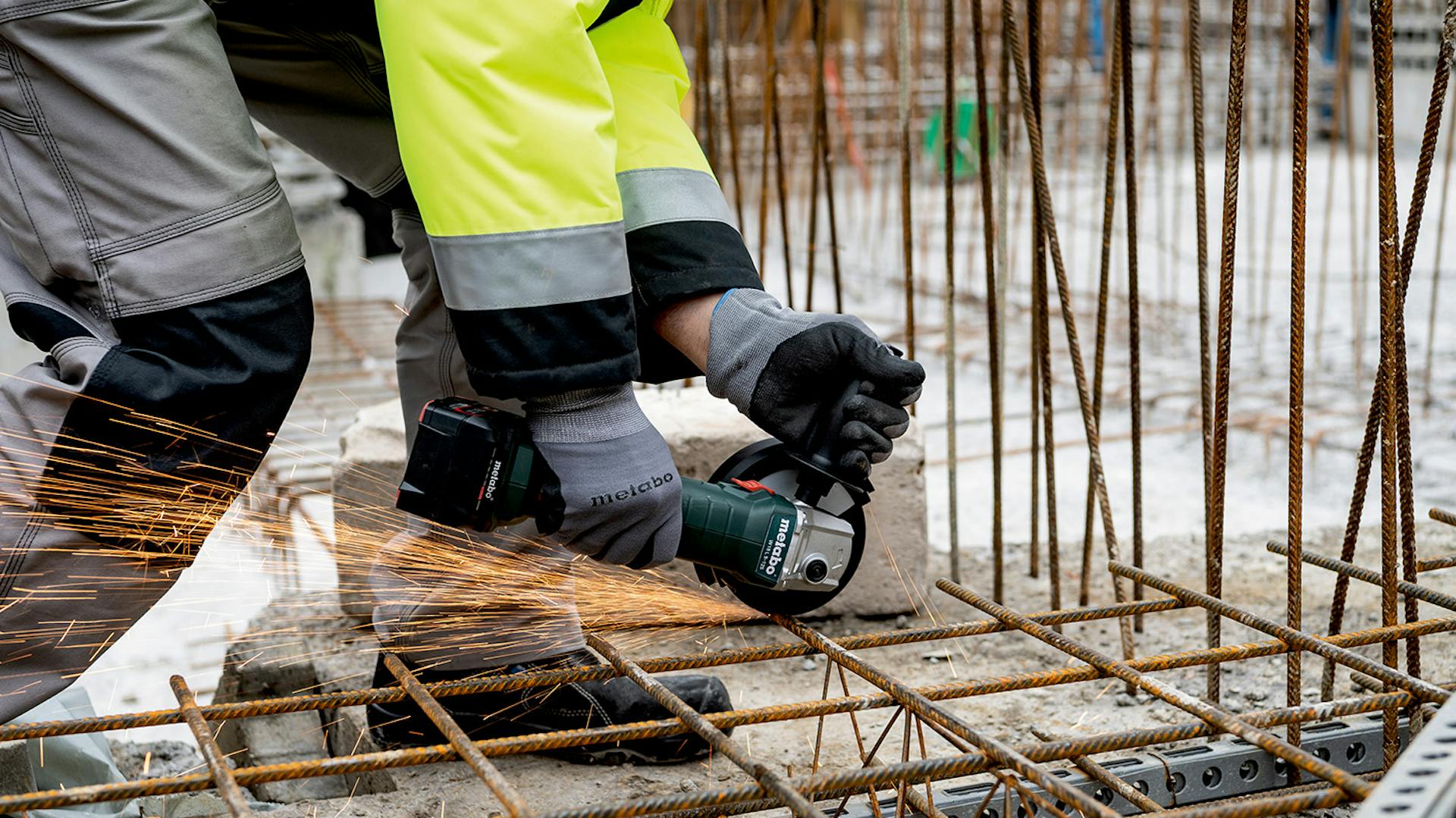 Mann schneidet Metall mit Metabo Elektrowerkzeug
