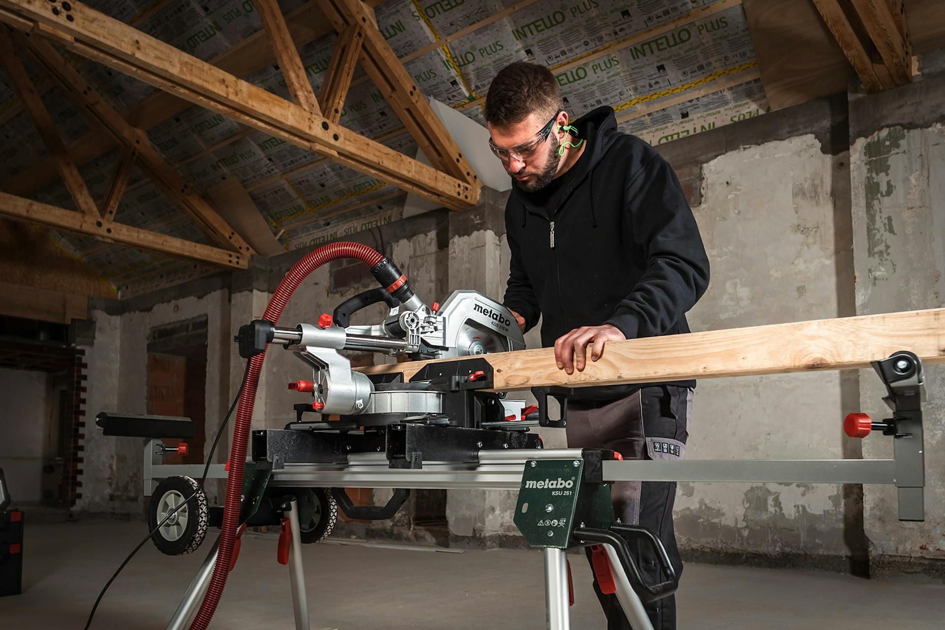 Mann nutzt halbstationäre Säge von Metabo auf der Baustelle
