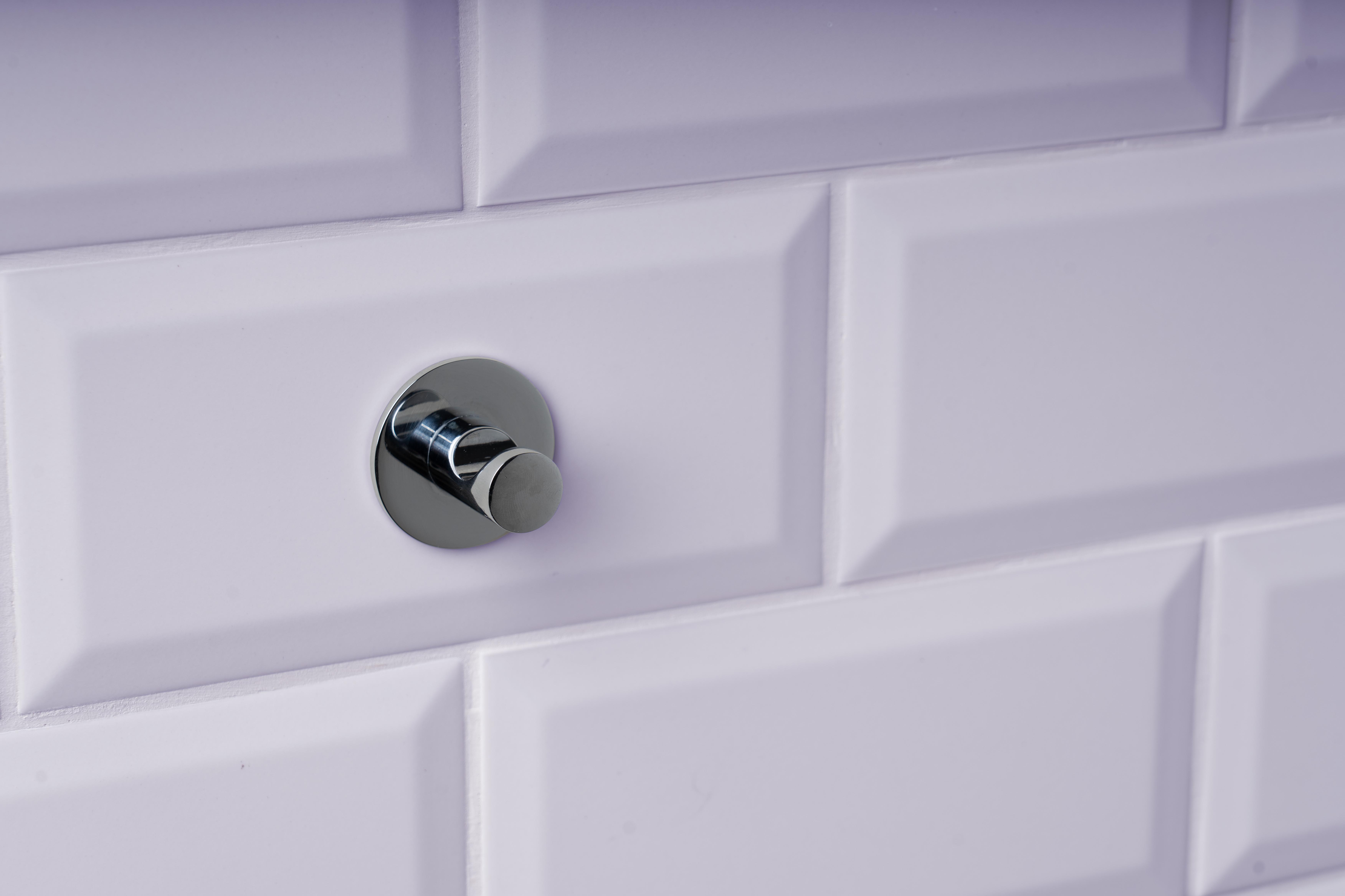 Ein Haken wurde mit Pattex Fix & Ab auf Fliesen geklebt