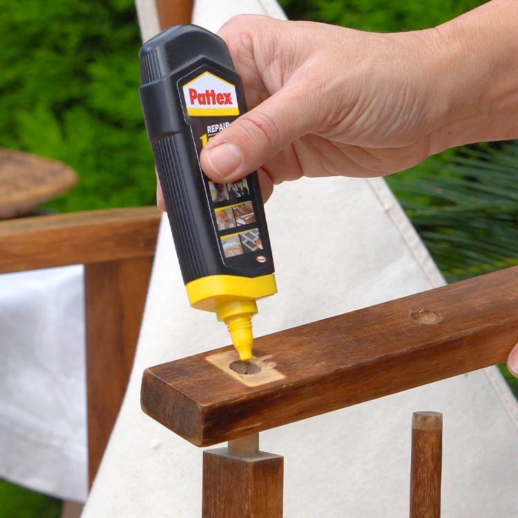 Pattex Alleskleber beim Aufbauen von Holzmöbeln