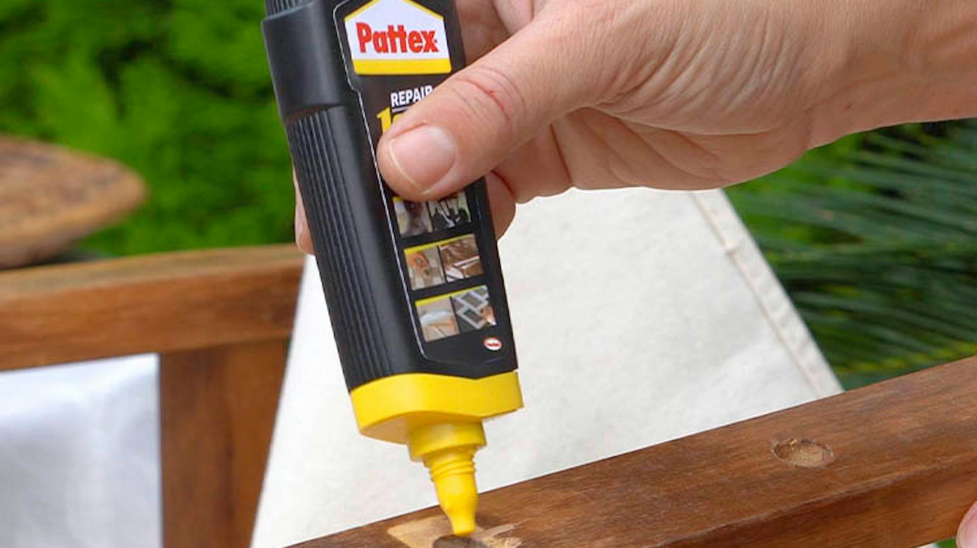 Pattex Alleskleber beim Aufbauen von Holzmöbeln