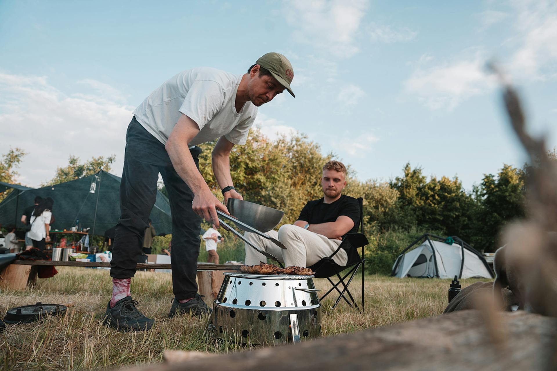 Zwei Männer grillen draußen mit Petromax Grill